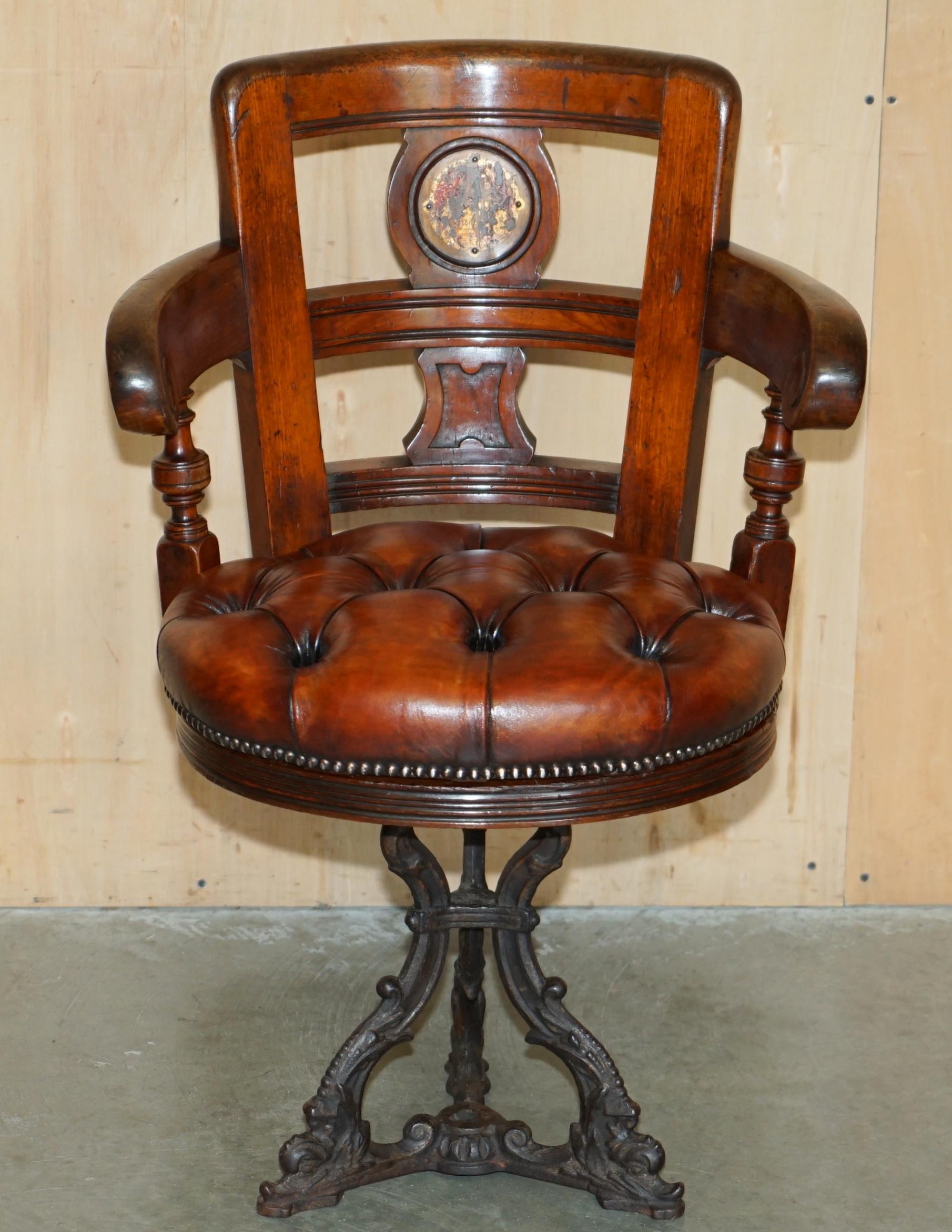 ANTIQUE VICTORIAN RESTORED BROWN LEATHER CHESTERFIELD TUFTED CAPTAiNS CHAIR (Frühviktorianisch) im Angebot