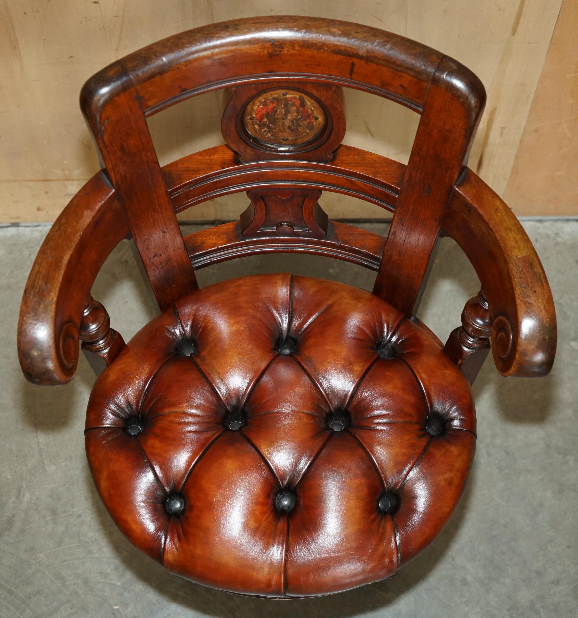 ANTIQUE VICTORIAN RESTORED BROWN LEATHER CHESTERFIELD TUFTED CAPTAiNS CHAIR (Englisch) im Angebot