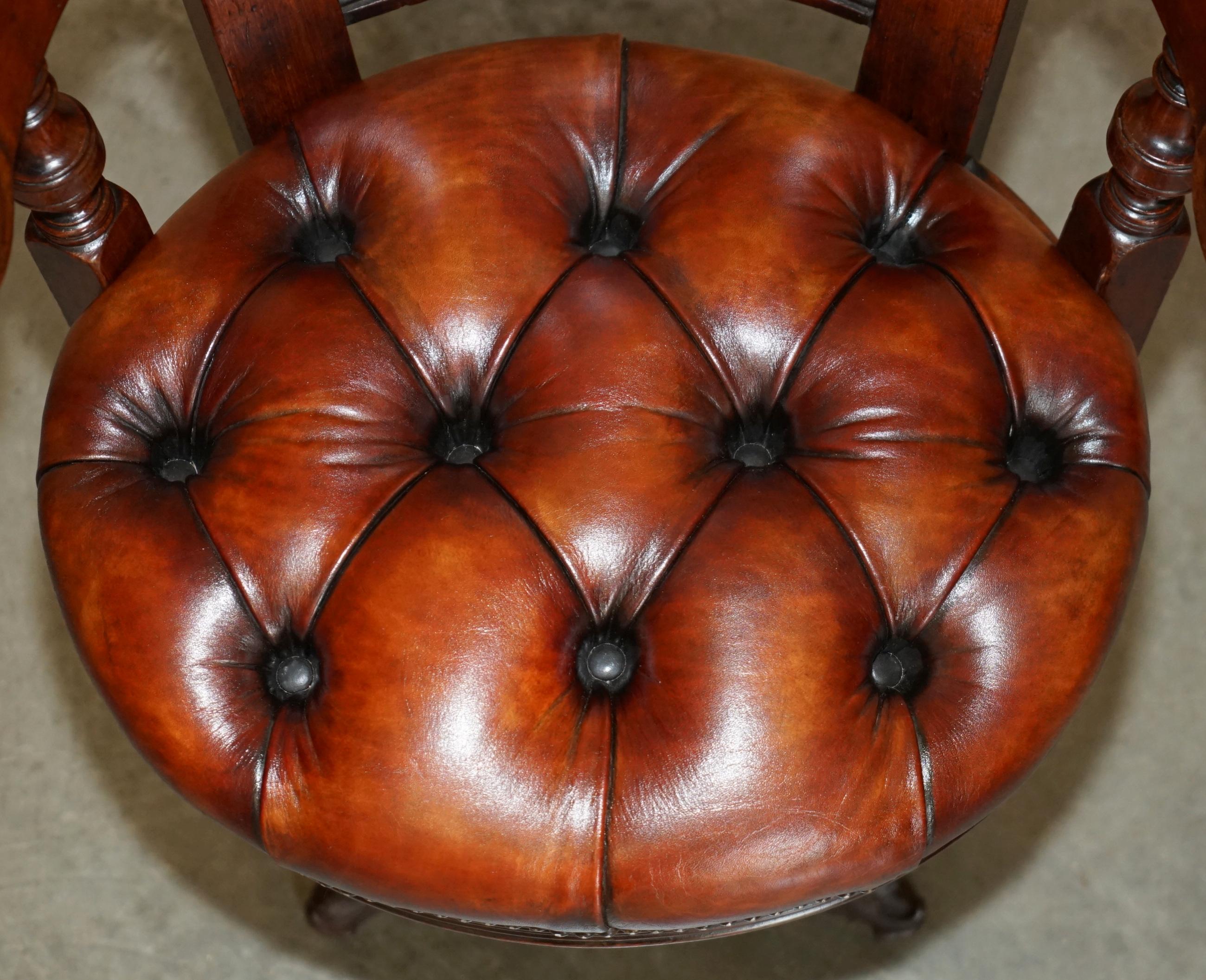 ANTIQUE VICTORIAN RESTORED BROWN LEATHER CHESTERFIELD TUFTED CAPTAiNS CHAIR (Handgefertigt) im Angebot