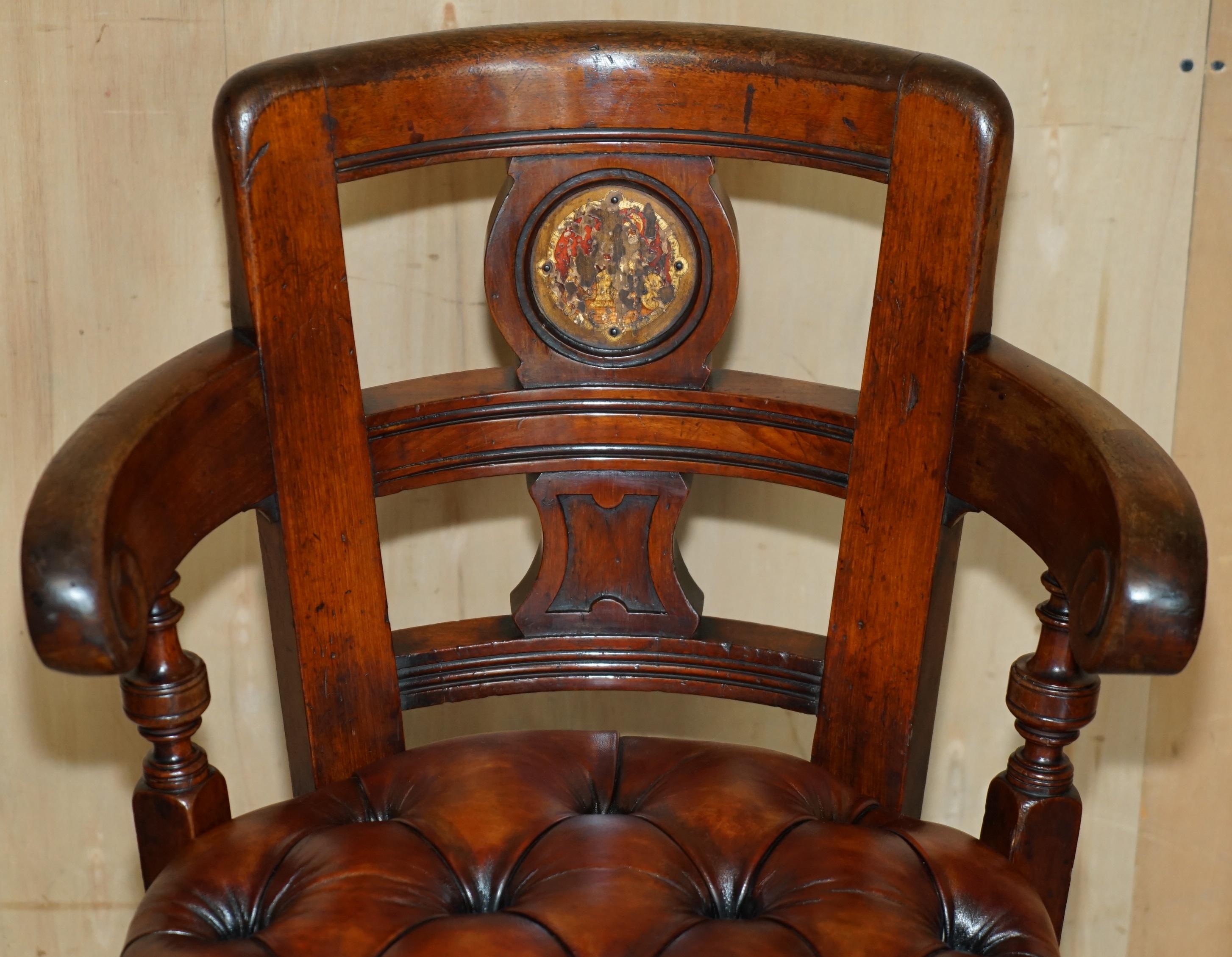 ANTIQUE VICTORIAN RESTORED BROWN LEATHER CHESTERFIELD TUFTED CAPTAiNS CHAIR im Zustand „Gut“ im Angebot in West Sussex, Pulborough