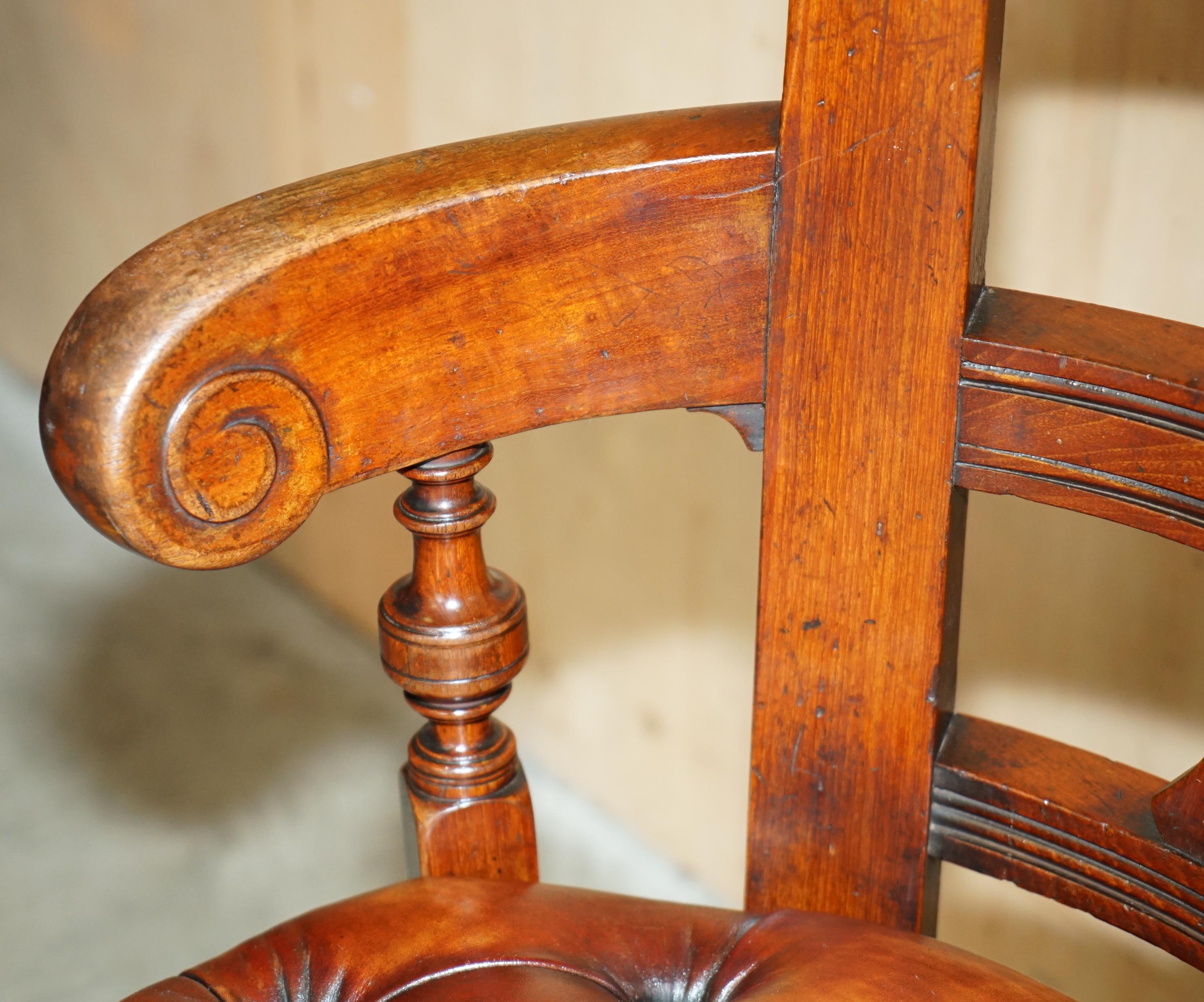 ANTIQUE VICTORIAN RESTORED BROWN LEATHER CHESTERFIELD TUFTED CAPTAiNS CHAIR (Leder) im Angebot