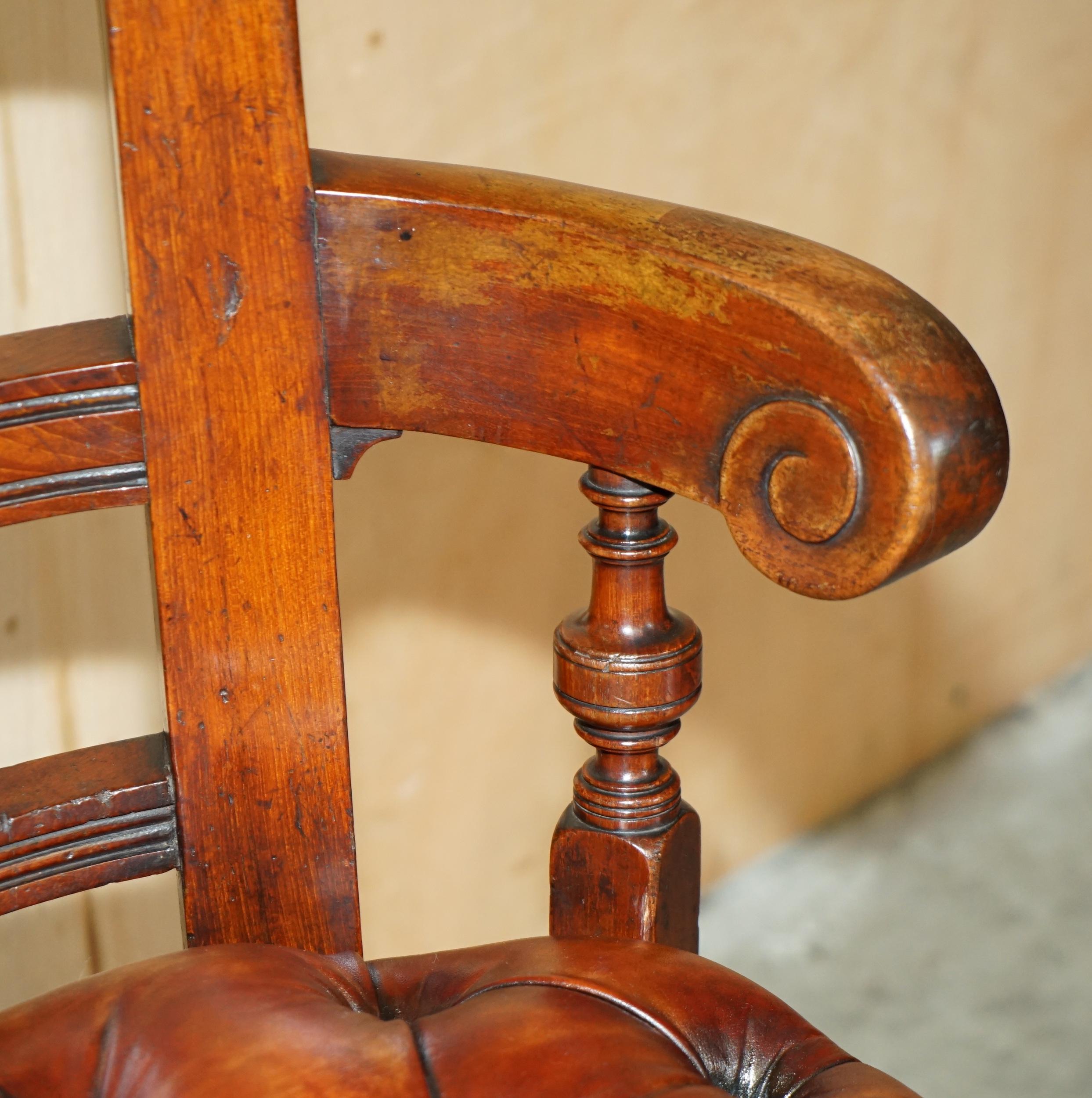 ANTIQUE VICTORIAN RESTORED BROWN LEATHER CHESTERFIELD TUFTED CAPTAiNS CHAIR im Angebot 1
