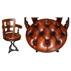 ANTIQUE CHAISE VICTORIENNE RESTAURÉE EN CUIR BRUN CHESTERFIELD TUFTED CAPTAiNS