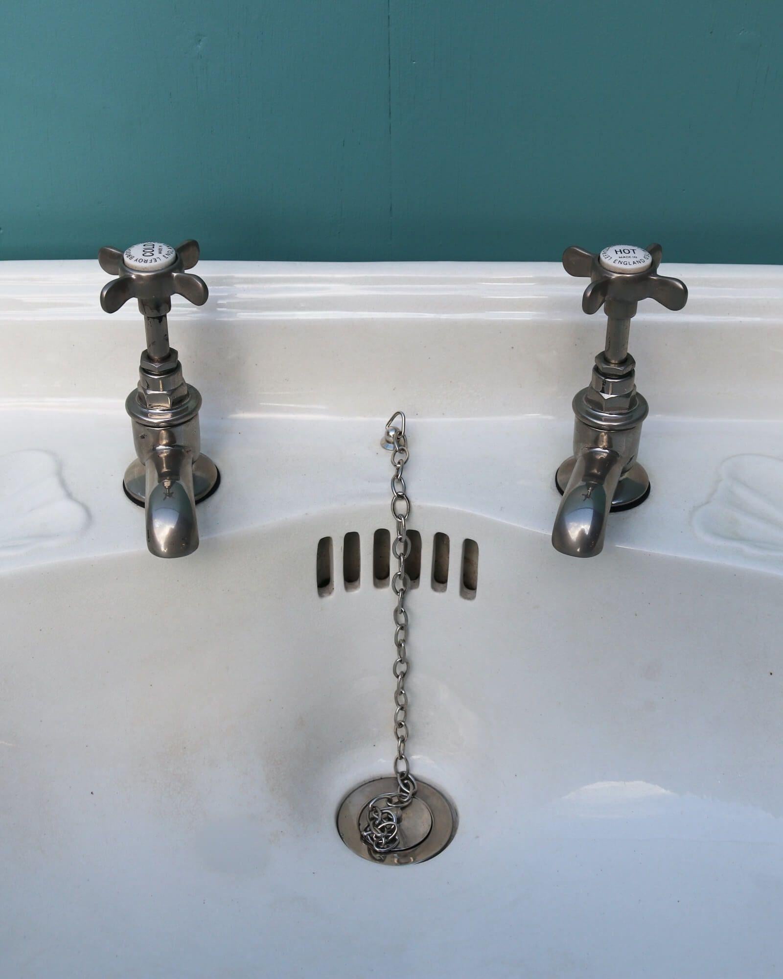 Anglais Vasque de salle de bain victorienne antique sur Stand en fonte en vente