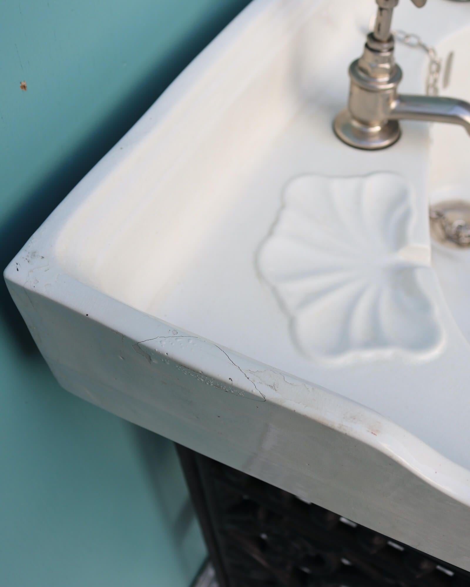 Anglais Vasque de salle de bain victorienne antique sur Stand en fonte en vente