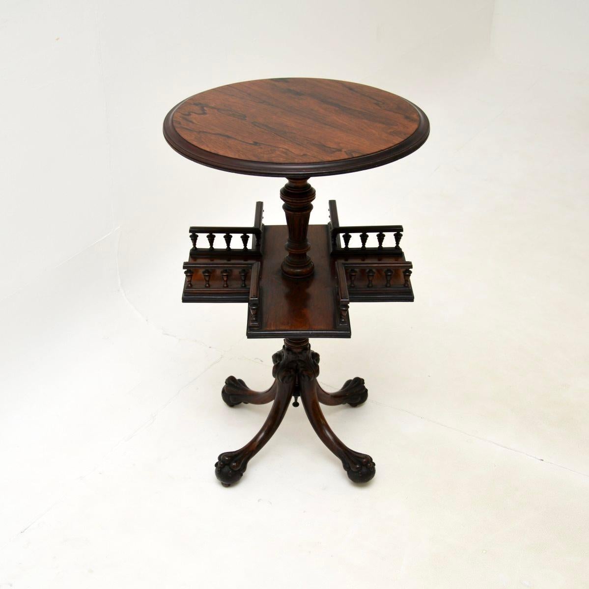 Une bibliothèque tournante / table d'appoint victorienne ancienne, élégante et exceptionnellement bien faite. Fabriqué en Angleterre, il date de la période 1860-1880.

D'une qualité exceptionnelle, le plateau de la table présente d'étonnants motifs