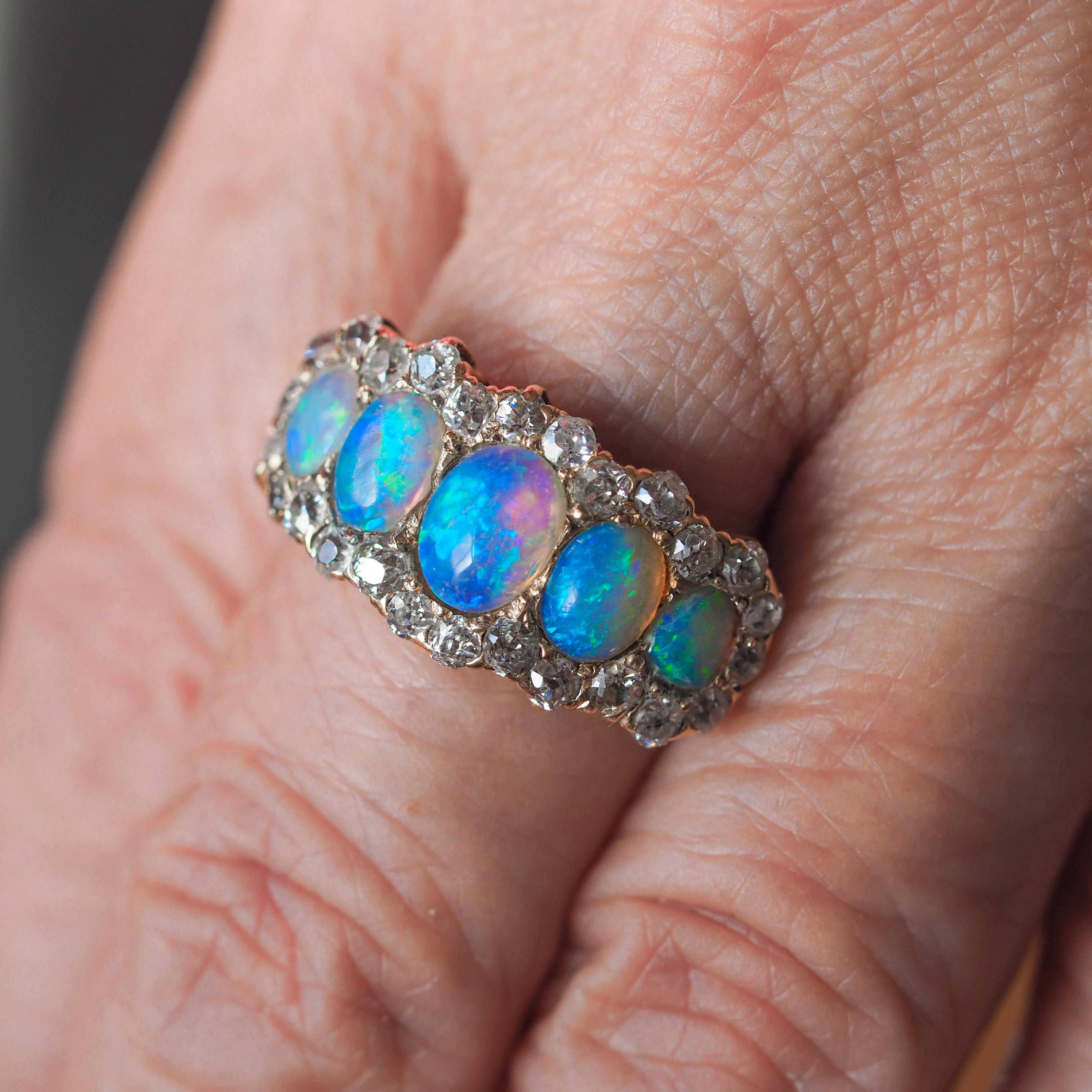 Nous sommes ravis d'offrir cette magnifique bague victorienne ancienne en or 18ct, ornée d'opales et de diamants, fabriquée vers 1900.

Cette bague, étonnante, opulente et aux proportions considérables, est une pièce séduisante à tous points de vue