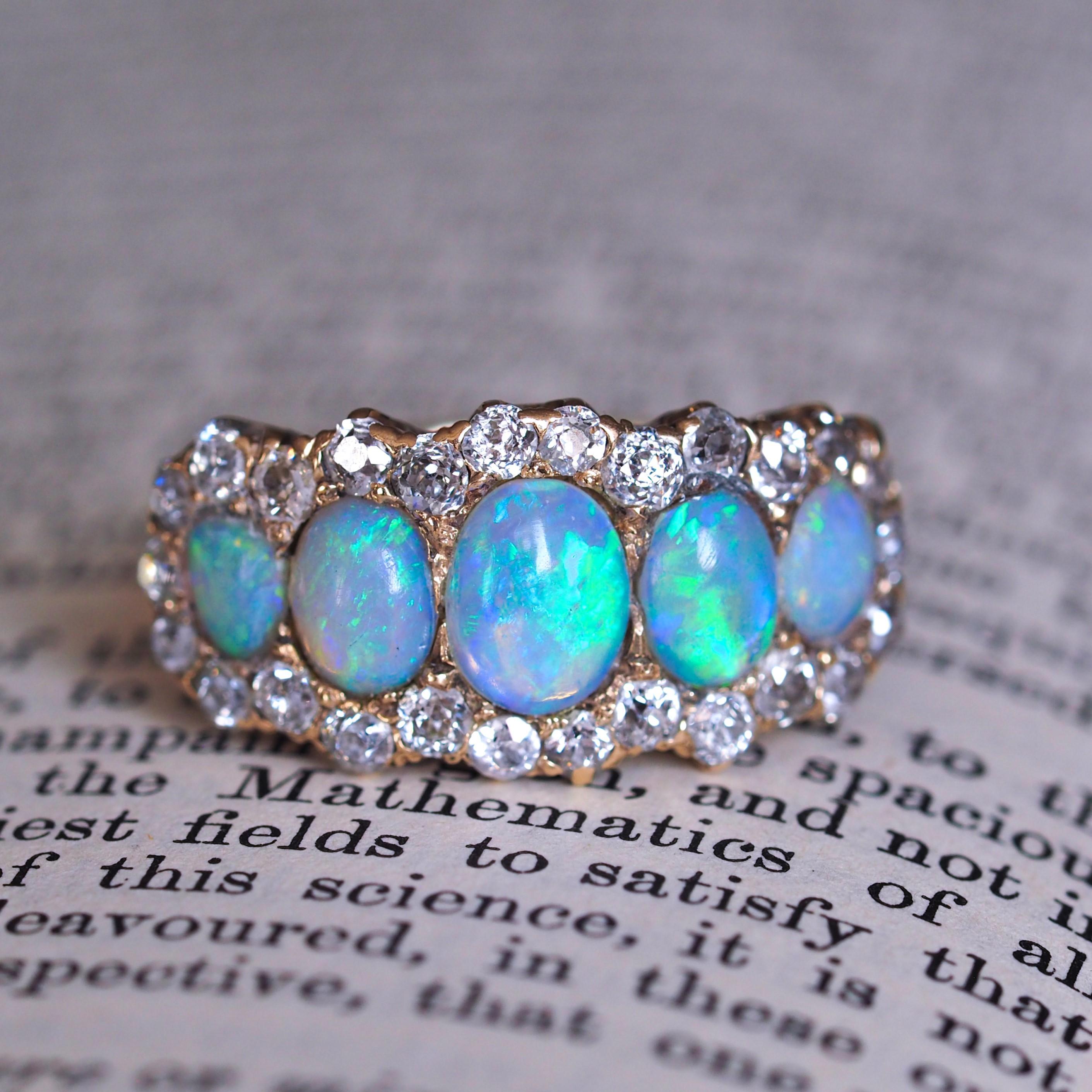 Taille cabochon Bague victorienne ancienne à 5 pierres, opale et diamants en or 18 carats, c.1900