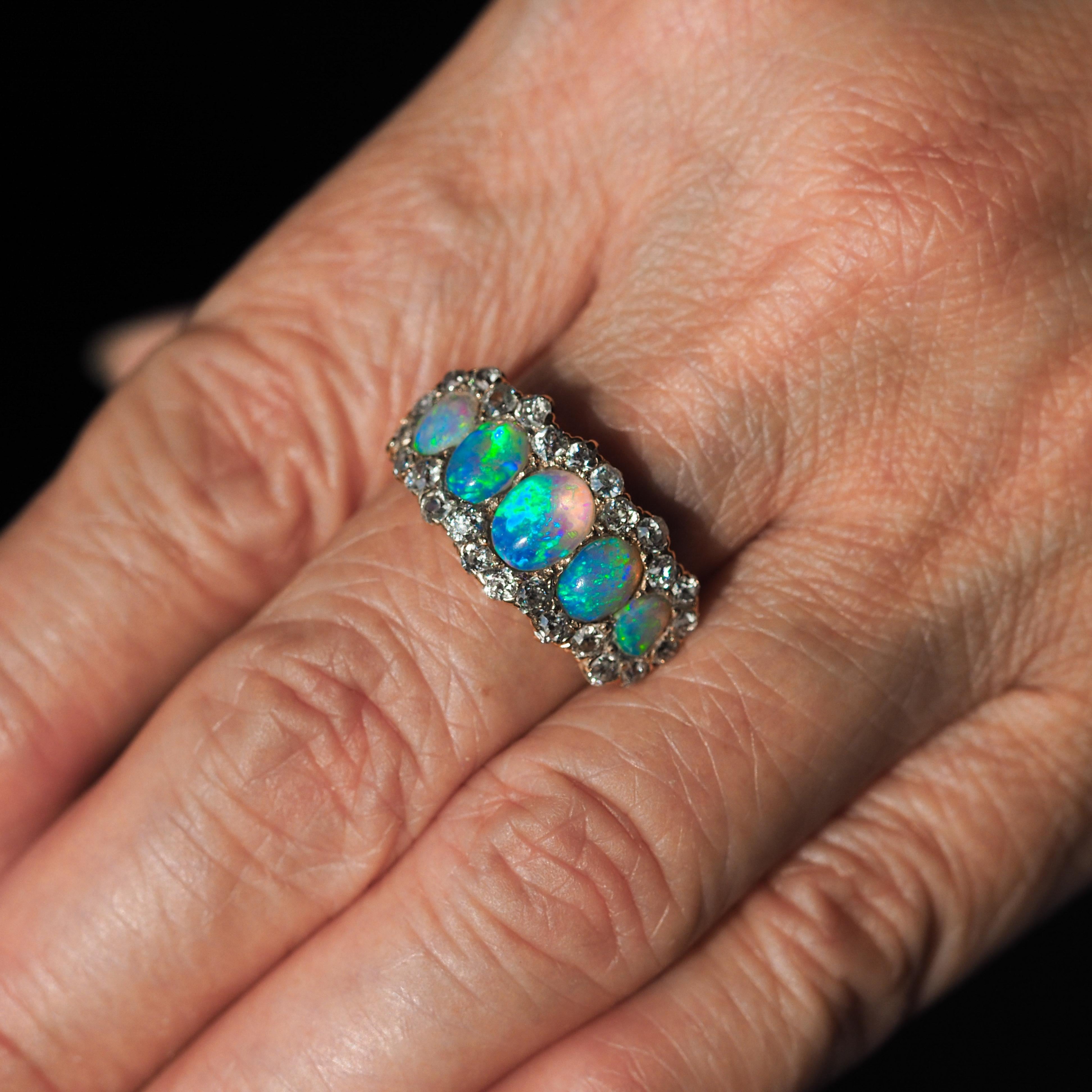 Bague victorienne ancienne à 5 pierres, opale et diamants en or 18 carats, c.1900 Bon état à London, GB