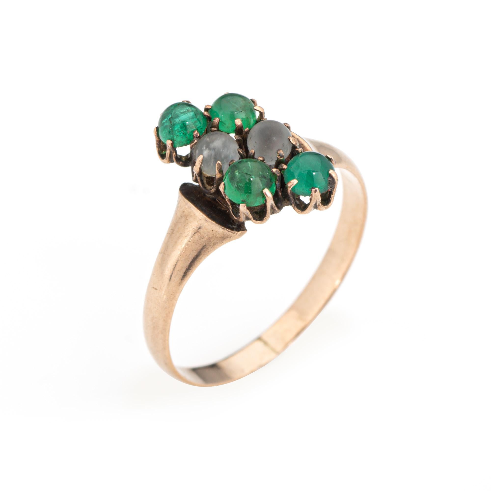 Anillo victoriano antiguo de piedra lunar y esmeralda (circa 1880-1900), finamente detallado, elaborado en oro rosa de 9 quilates. 

Dos piezas de piedra lunar talladas en cabujón miden 2,5 mm y cuatro esmeraldas talladas en cabujón miden 3 mm. Las