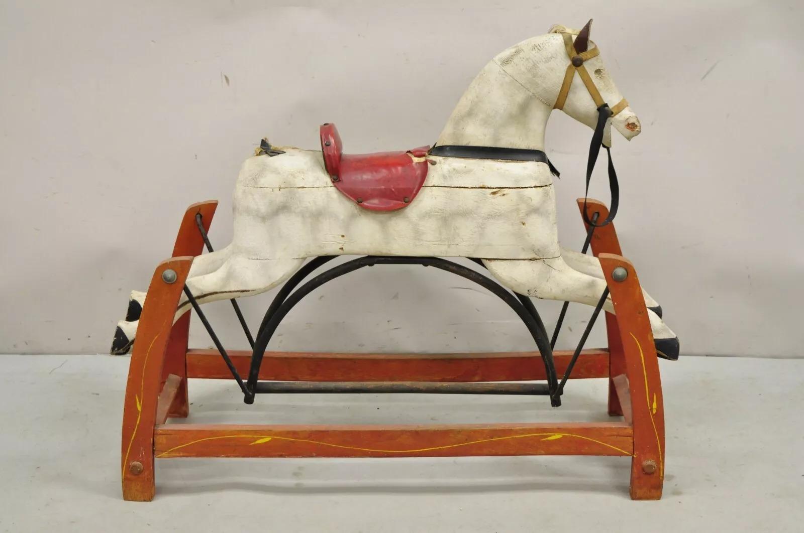 Antiguo caballito balancín victoriano Juguete infantil de madera tallada Pintado de blanco y rojo. Circa finales del siglo XIX. Medidas: 29