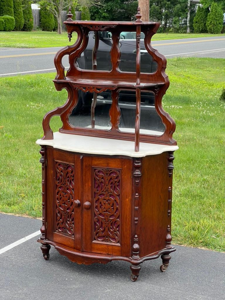 Antigua estantería victoriana de mármol de estilo rococó Estadounidense en venta