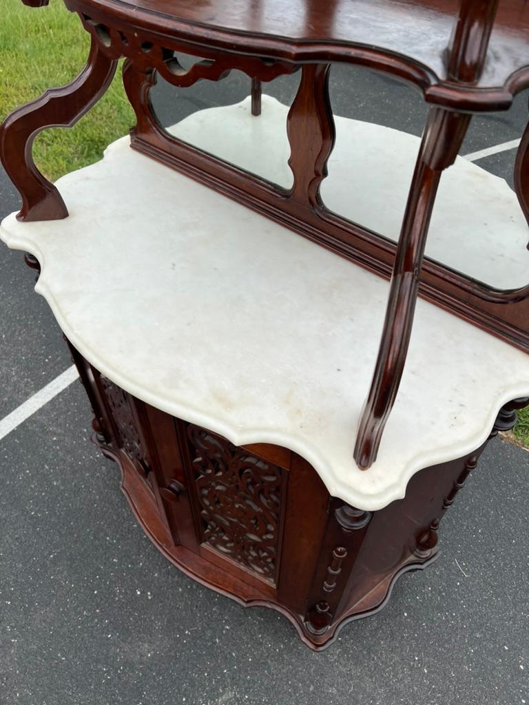 Antigua estantería victoriana de mármol de estilo rococó Fines del siglo XIX en venta