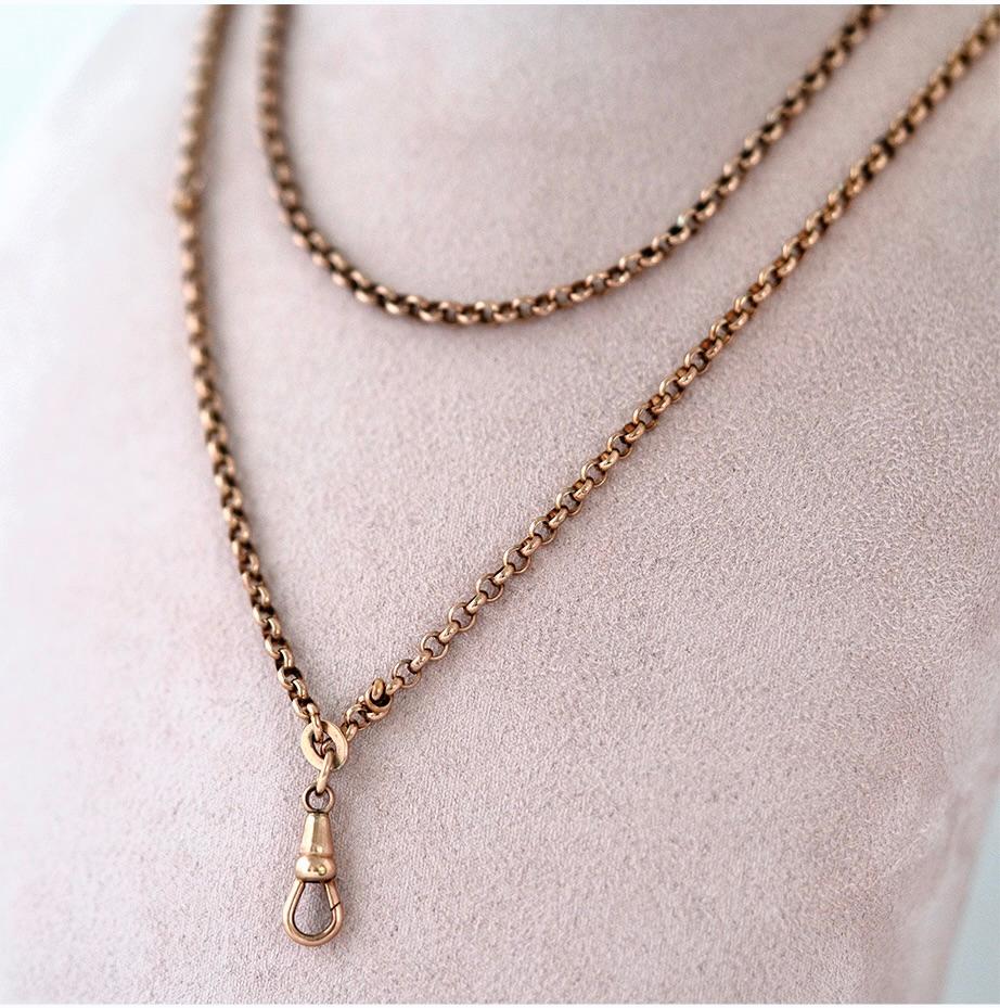 Questa catena antica vittoriana in oro 18ct Rolle è una testimonianza della squisita abilità artigianale della fine del XIX secolo. Di una lunghezza impressionante, presenta un design classico con maglie a cordoncino che consente uno stile
