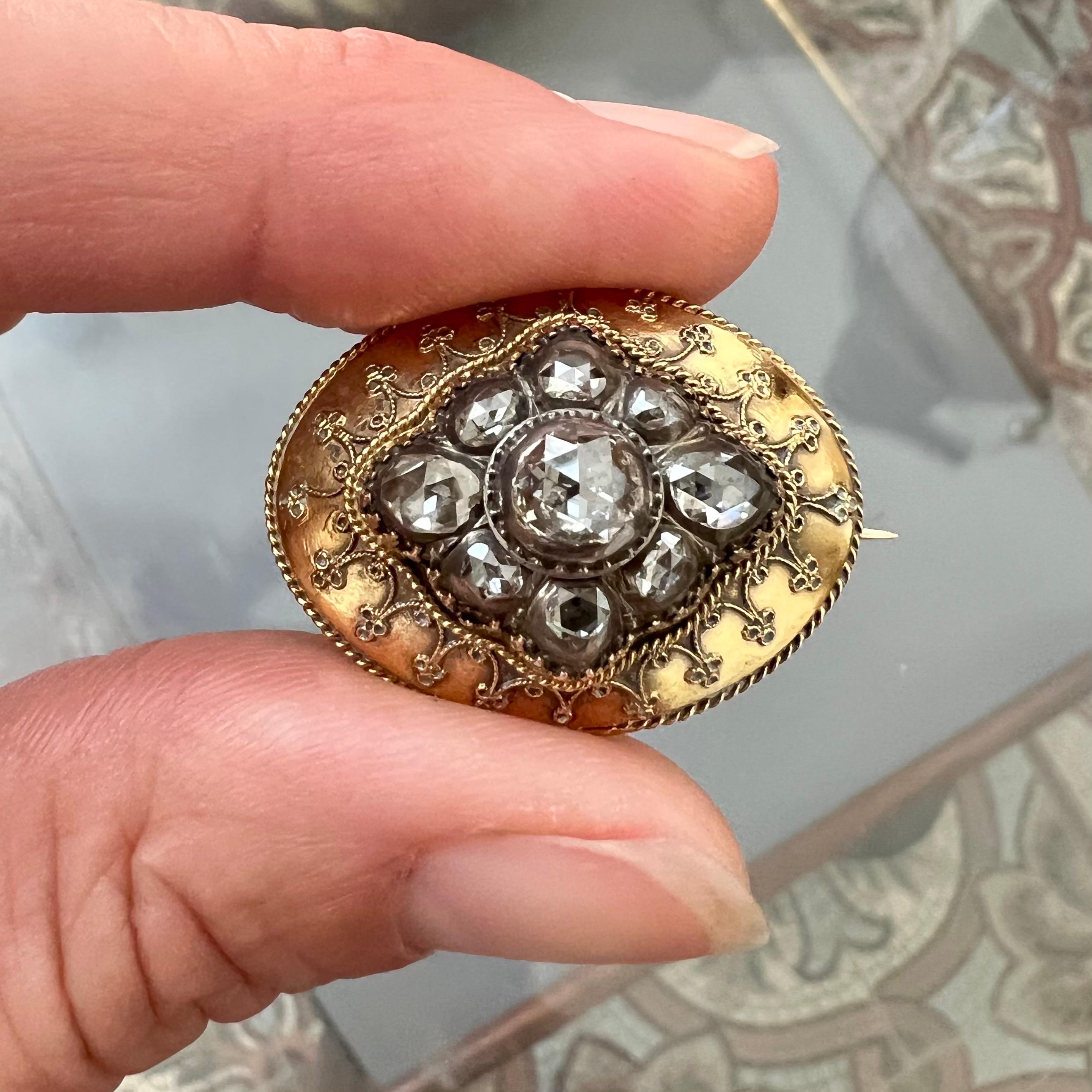 Diese atemberaubende viktorianische Brosche ist ein bemerkenswertes Beispiel für das Schmuckdesign des 19. Jahrhunderts, das sich durch außergewöhnliche Handwerkskunst und zeitlose Eleganz auszeichnet. Die ovale Brosche aus 14-karätigem Gold und