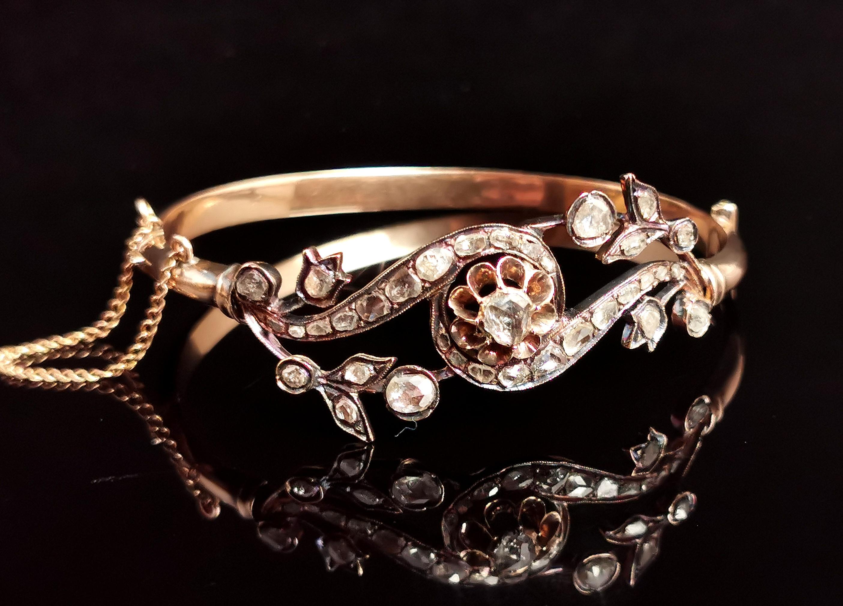 Wenn Sie auf der Suche nach einem Armreif sind, der Sie verzaubert, dann ist dieser antike Diamantarmreif mit Rosenschliff aus der viktorianischen Ära die perfekte Wahl!

Er wurde fachmännisch aus reichem 18-karätigem Gold mit leicht rosafarbenen