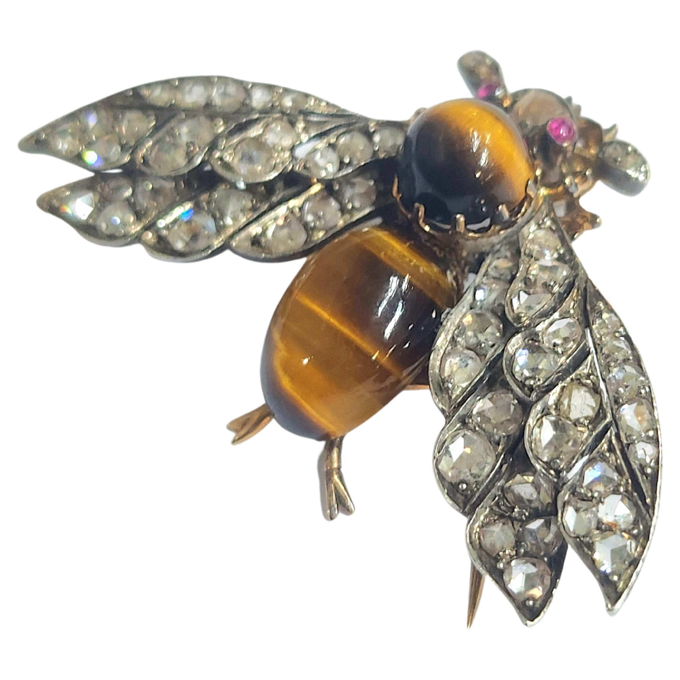 Antique victorian era 1880.c fly brooch centered with tiger eye stones and rose cut diamonds in gold setting topped with silver brooch weidth 4.5 cm with an estimate diamond weight 1.5 carats 