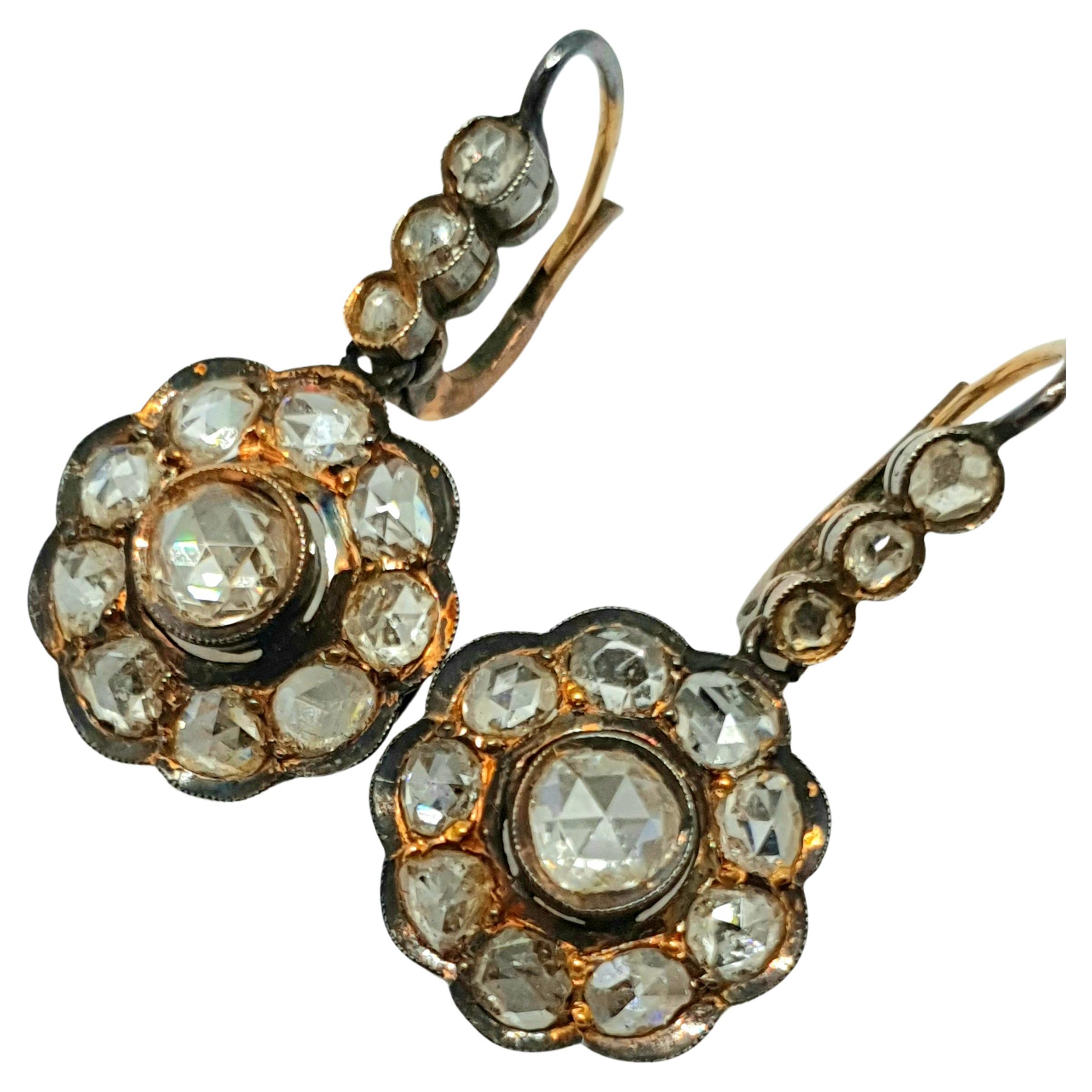Antike große Rose geschliffene Diamant-Ohrringe mit einem geschätzten Gewicht von 3 Karat in floralem Design centeral Stein Durchmesser 6,60mm jeweils in voller Rose geschnitten Facetten flankiert mit kleineren Rose geschnittenen Diamanten unfoiled