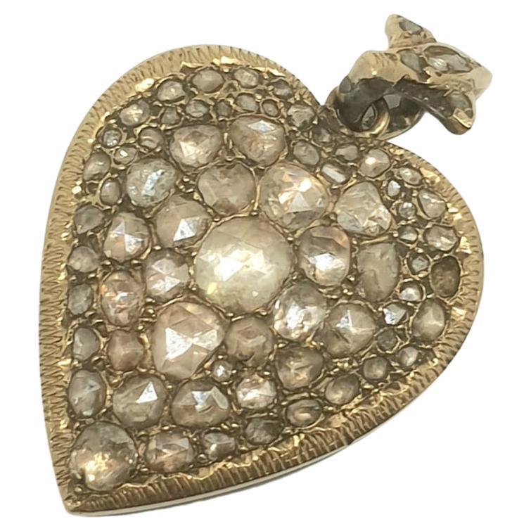 Antique 10k gold heart locket pendentif avec des diamants taille rose poids estimé de 2 carats dans le dos foiled old technique pendentif lenght 4.5cm dates back to the victorian era 1850/1880.c. 