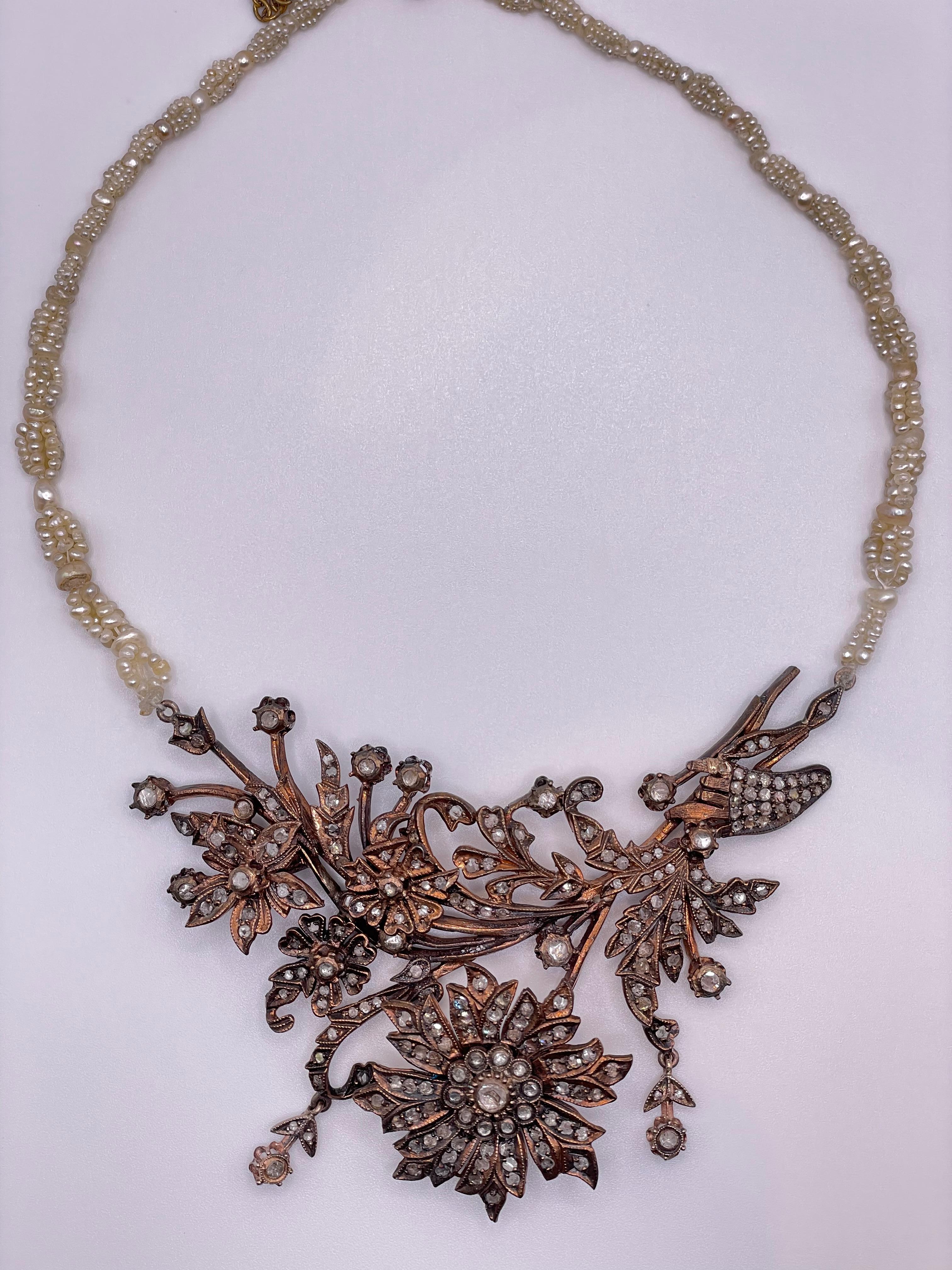 Wunderschöne frühviktorianische Halskette aus der Zeit um 1860, gearbeitet in 14k Gold, besetzt mit 197 Diamanten im Rosenschliff mit einem Gesamtgewicht von ca. 2,70ct  . Dieses einzigartige Stück ist mit 3 Reihen wunderschöner Bahrain-Perlen