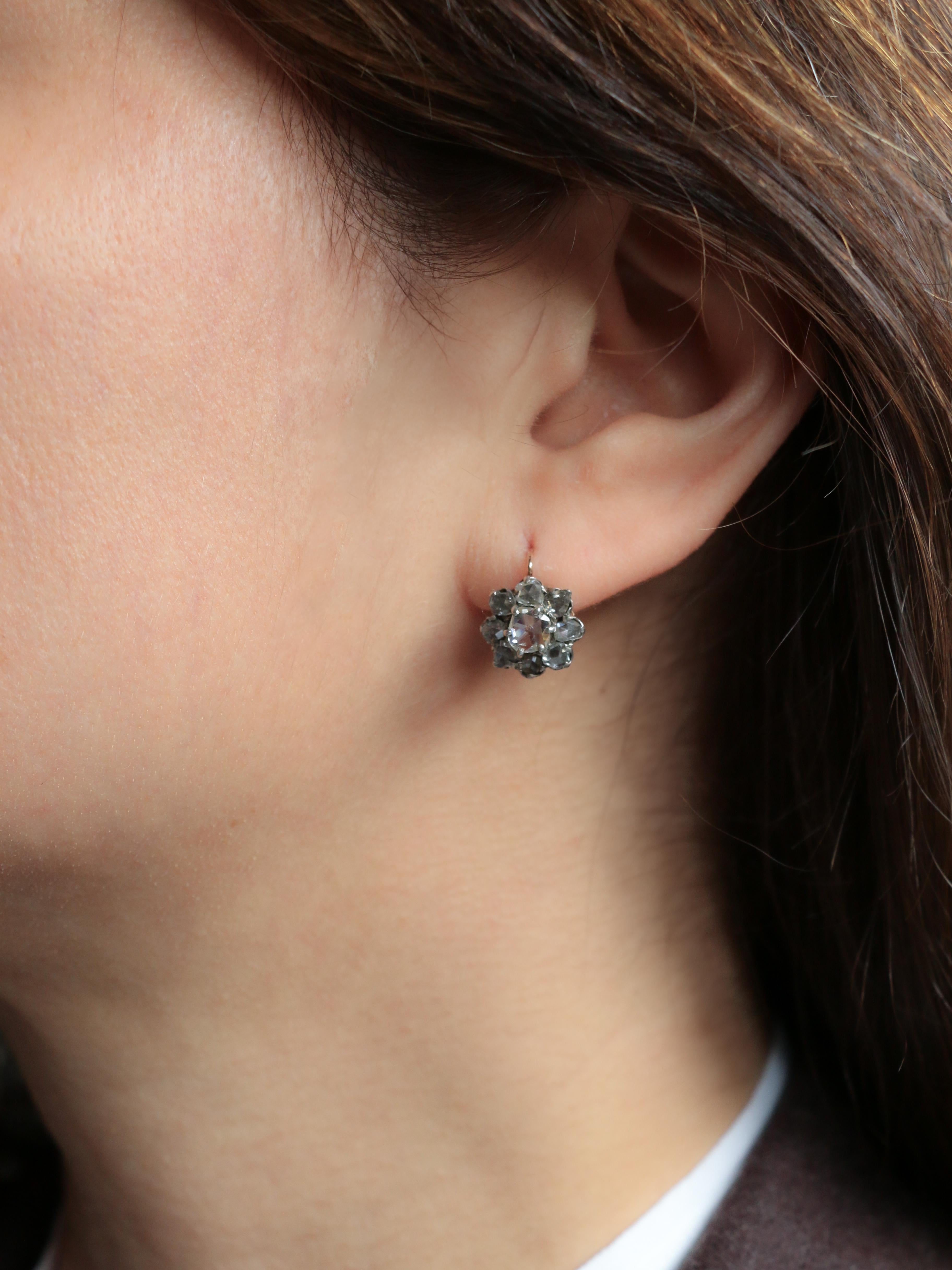 Pendientes de oro amarillo antiguo con diamantes talla rosa

Pendientes Dormeuse de oro de 18 quilates (750‰) compuestos por un motivo floral engastado con diamantes talla rosa de un peso total aproximado de 1 quilate. Obra francesa de finales del