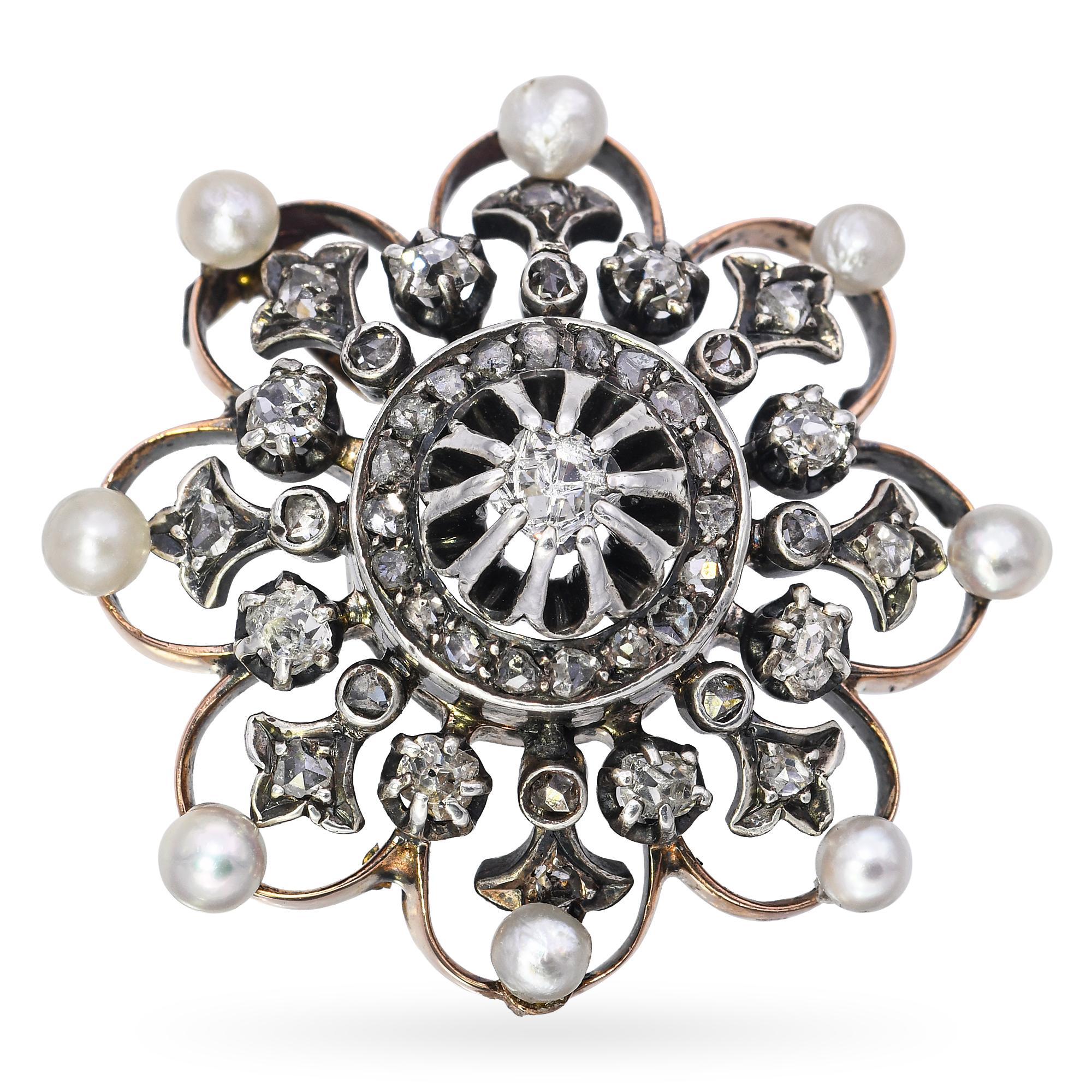 Dieser antike Anhänger zeigt ein zartes, gewelltes, blumenartiges Design, das wunderschön in zweifarbigem 11-karätigem Roségold und Sterlingsilber ausgeführt ist. Glänzende Perlen akzentuieren anmutig die Ränder und verleihen dem Stück Weichheit und