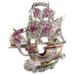 Ancienne broche victorienne en or rose, diamant, rubis, émeraude et saphir représentant un bateau Santa Maria