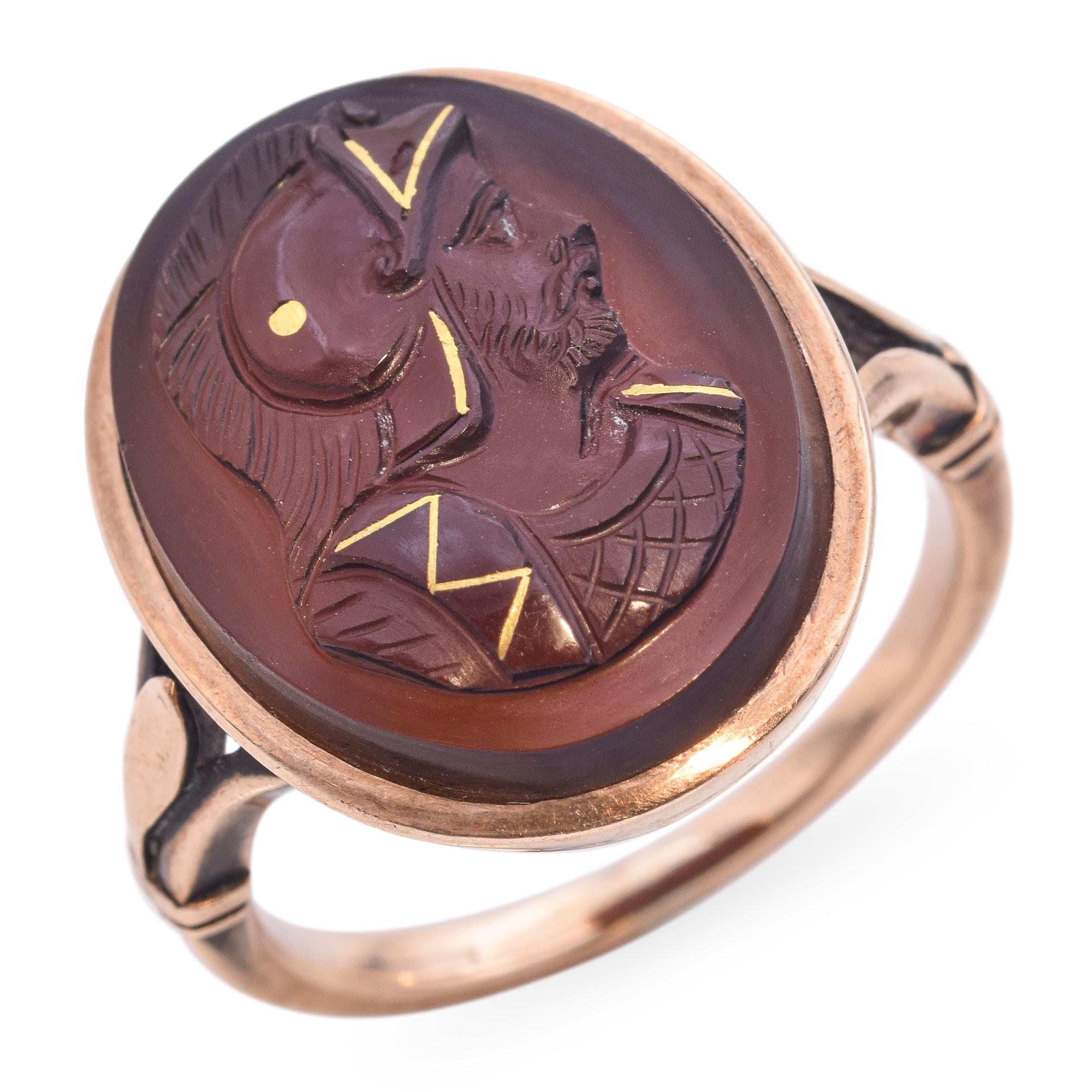Bague victorienne ancienne en or avec intaille. Réalisée en or rose, cette bague de l'époque victorienne est ornée d'une pierre de sardoine rouge, sculptée en creux. Le bracelet présente un savoir-faire raffiné qui complète le caractère unique de la