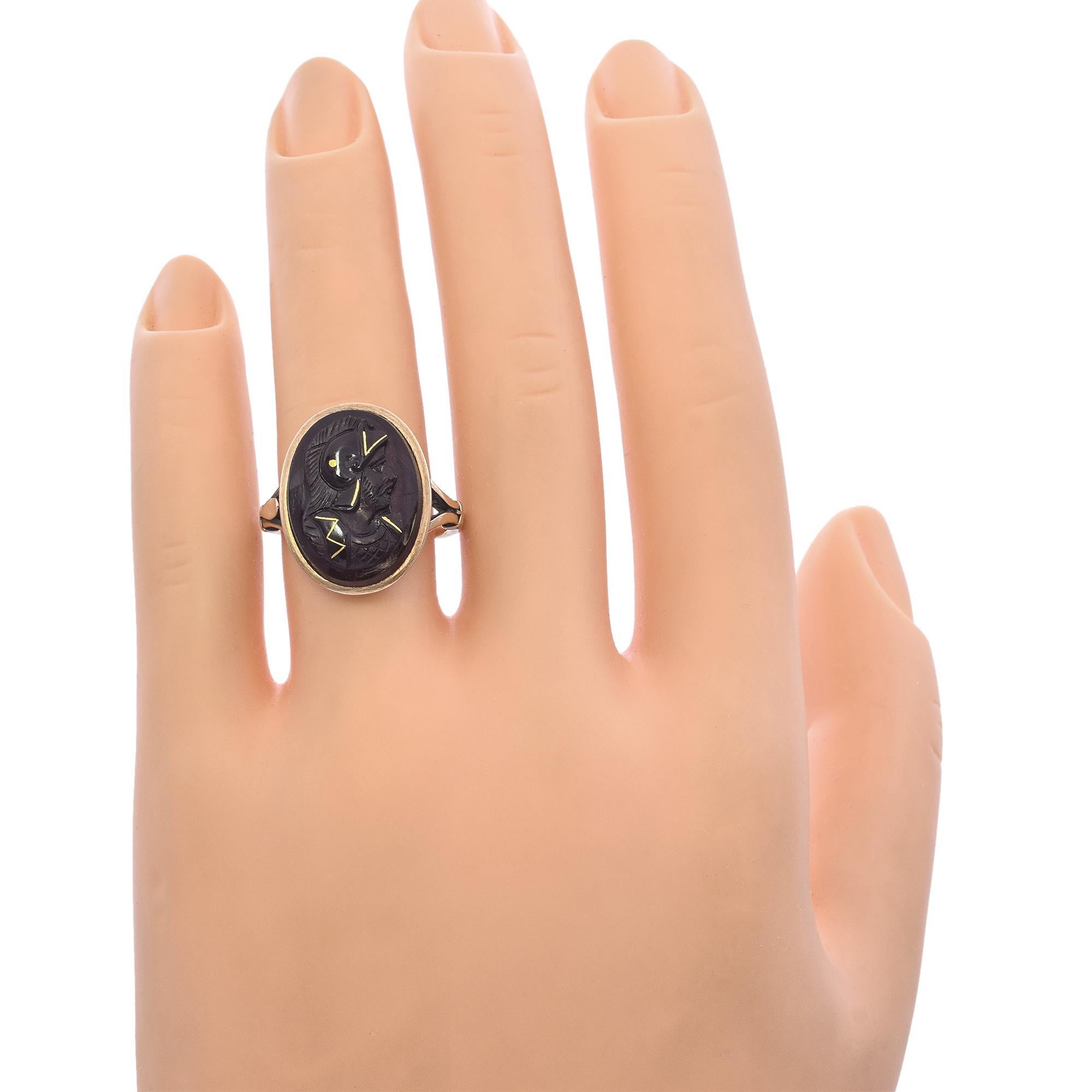 Victorien Ancienne bague victorienne camée de soldat en or rose en vente