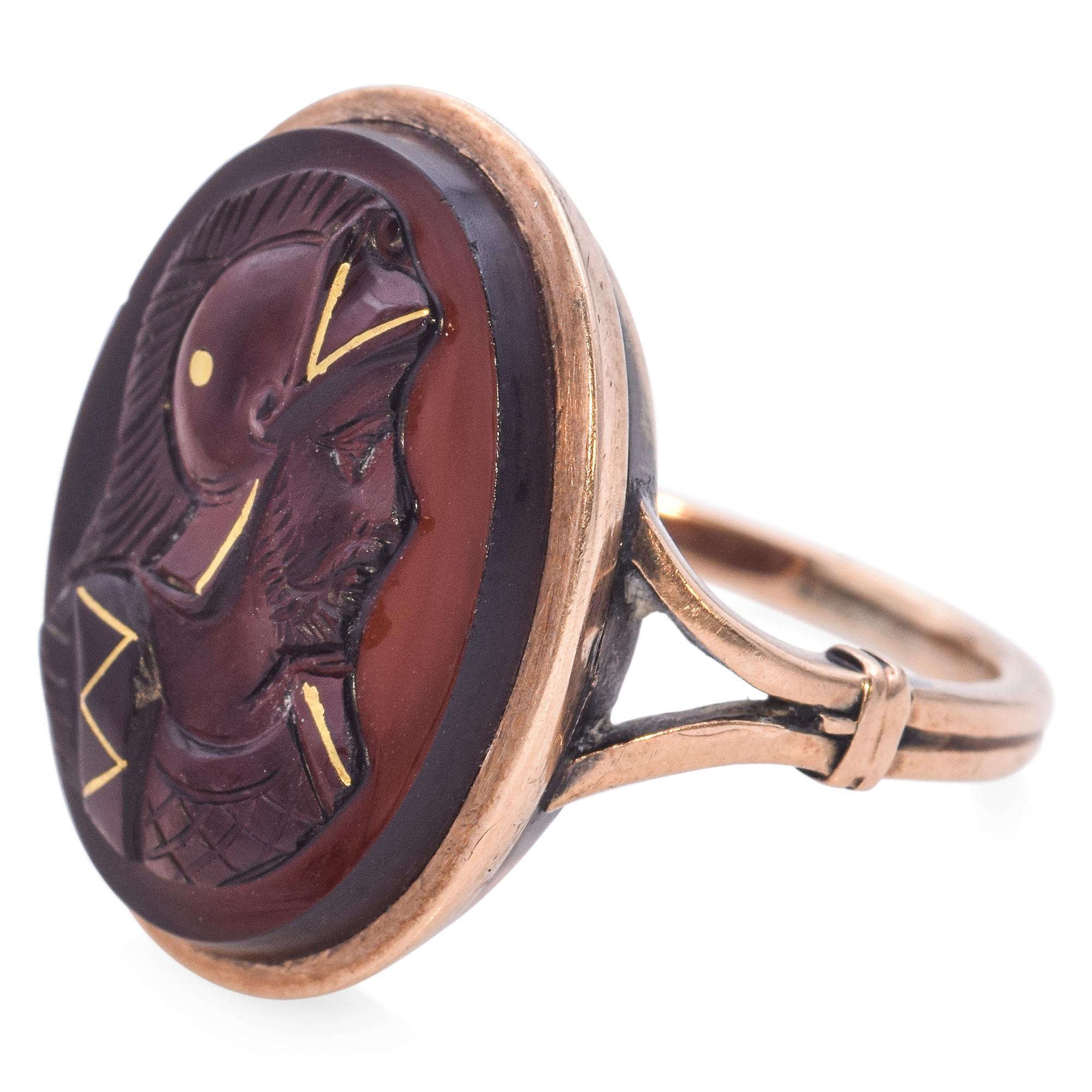 Taille ovale Ancienne bague victorienne camée de soldat en or rose en vente