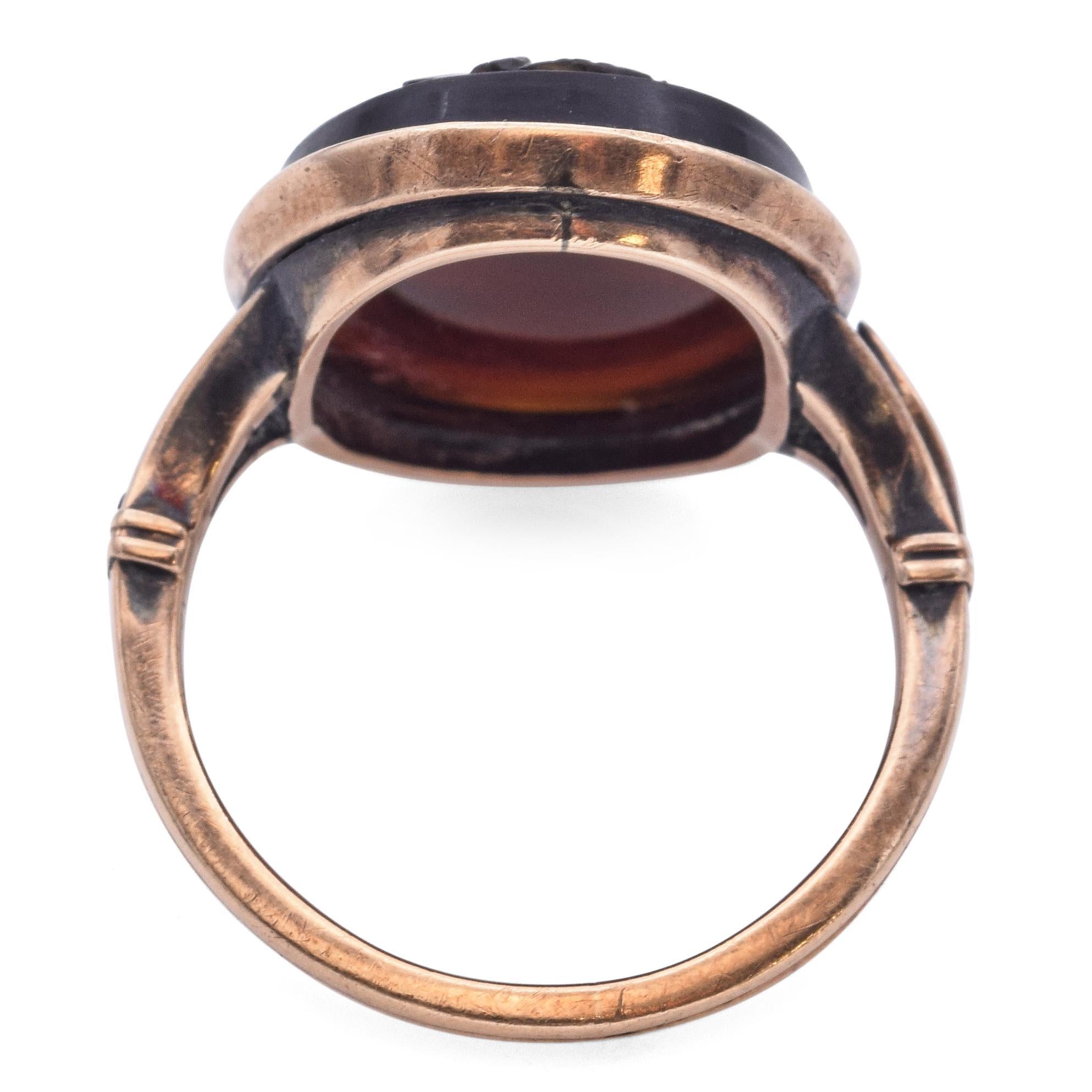 Ancienne bague victorienne camée de soldat en or rose Bon état - En vente à New York, NY