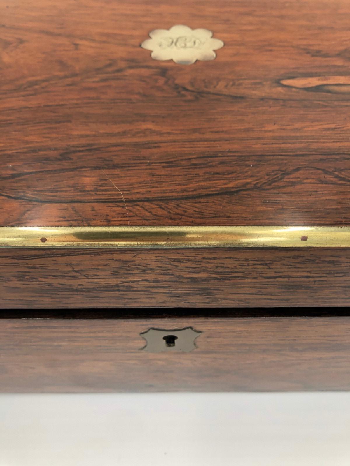 XIXe siècle Boîte à écrire victorienne ancienne en bois de rose reliée en laiton en vente