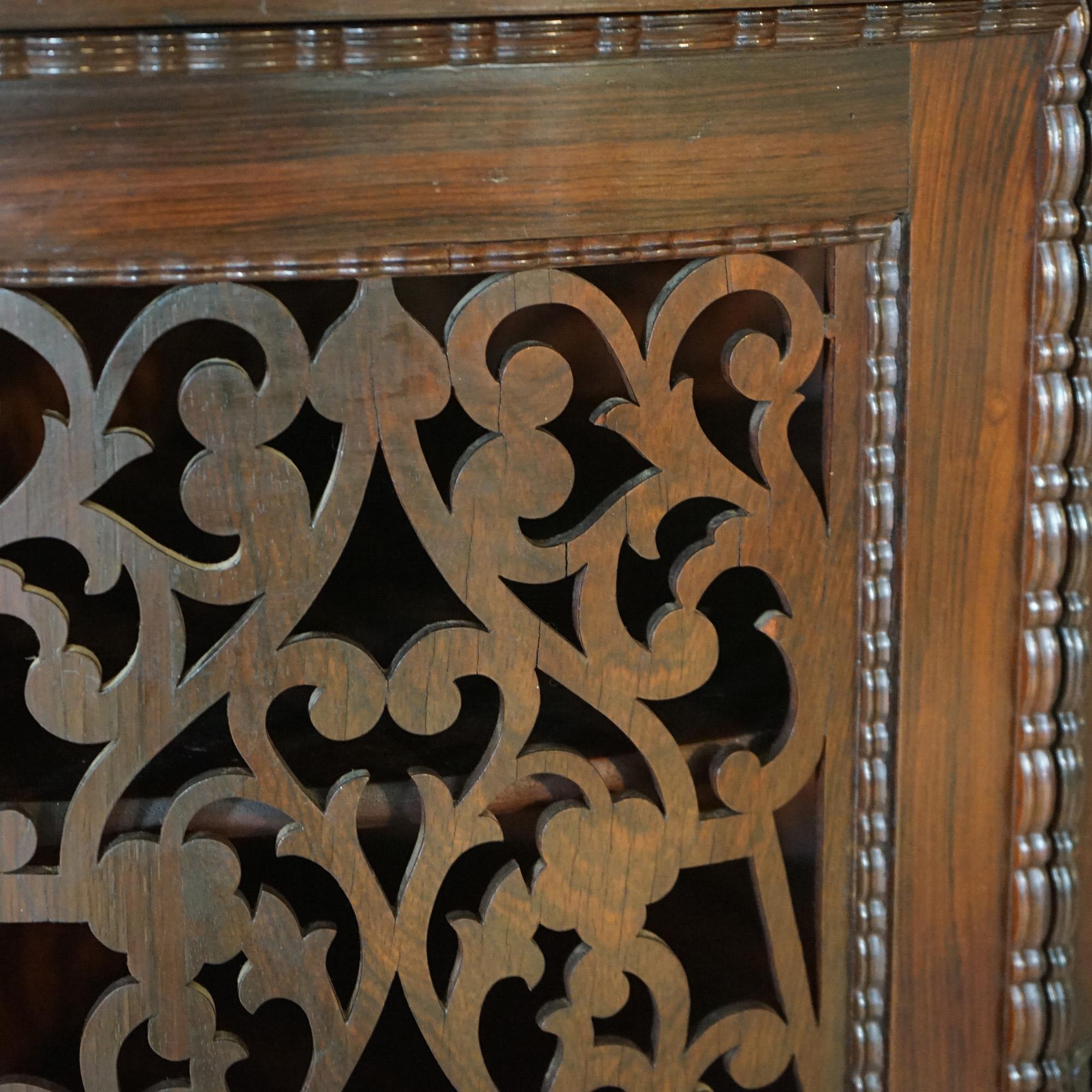 Antigua estantería victoriana de palisandro con estantes tallados reticulados y graduados en venta 9