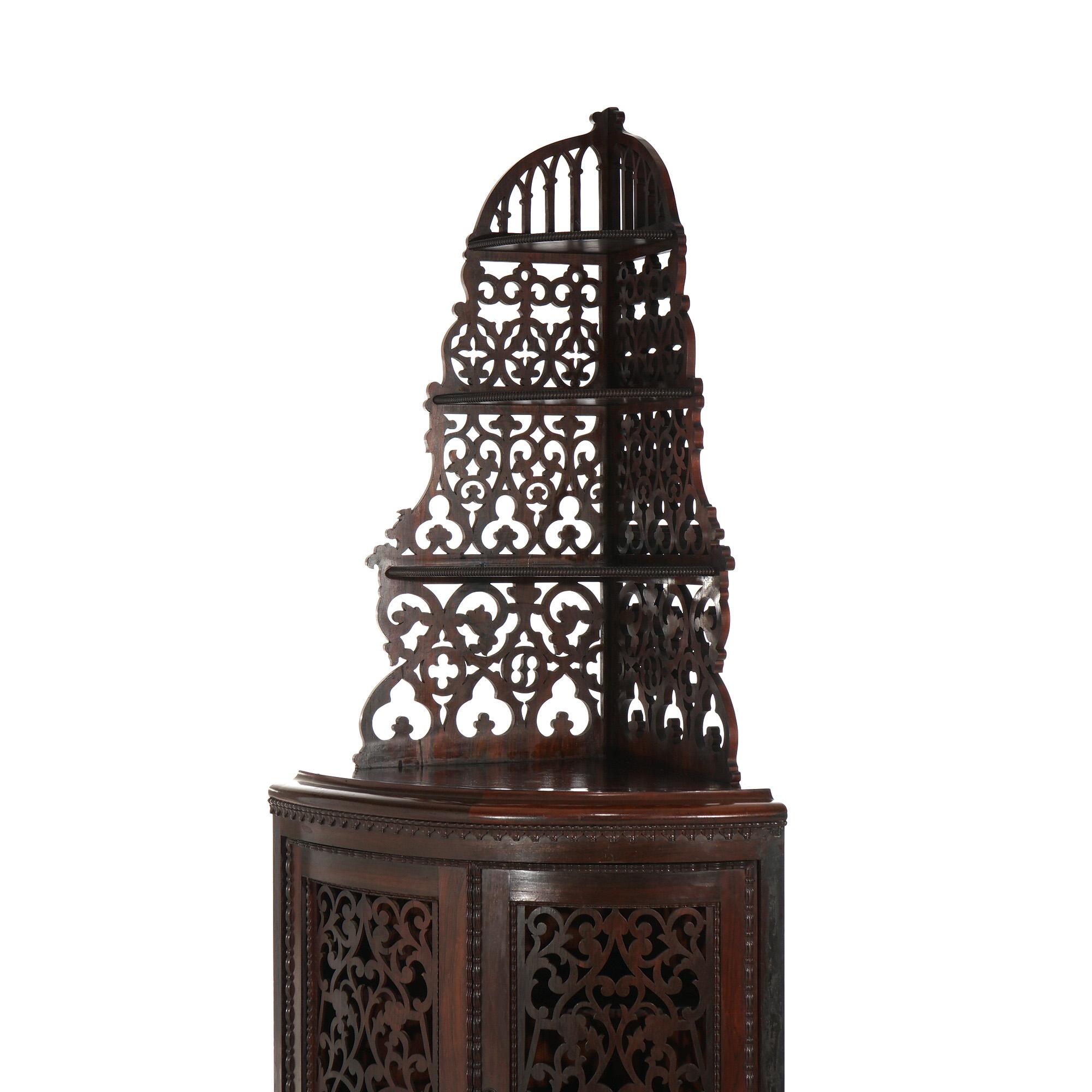 Antigua estantería victoriana de palisandro con estantes tallados reticulados y graduados en venta 1