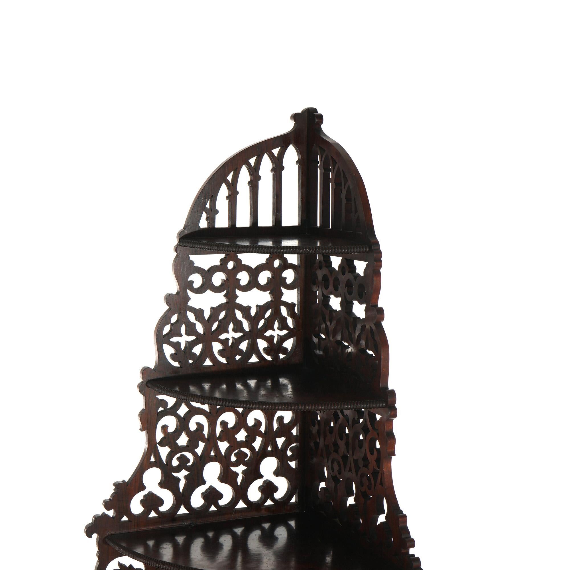 Antigua estantería victoriana de palisandro con estantes tallados reticulados y graduados en venta 3