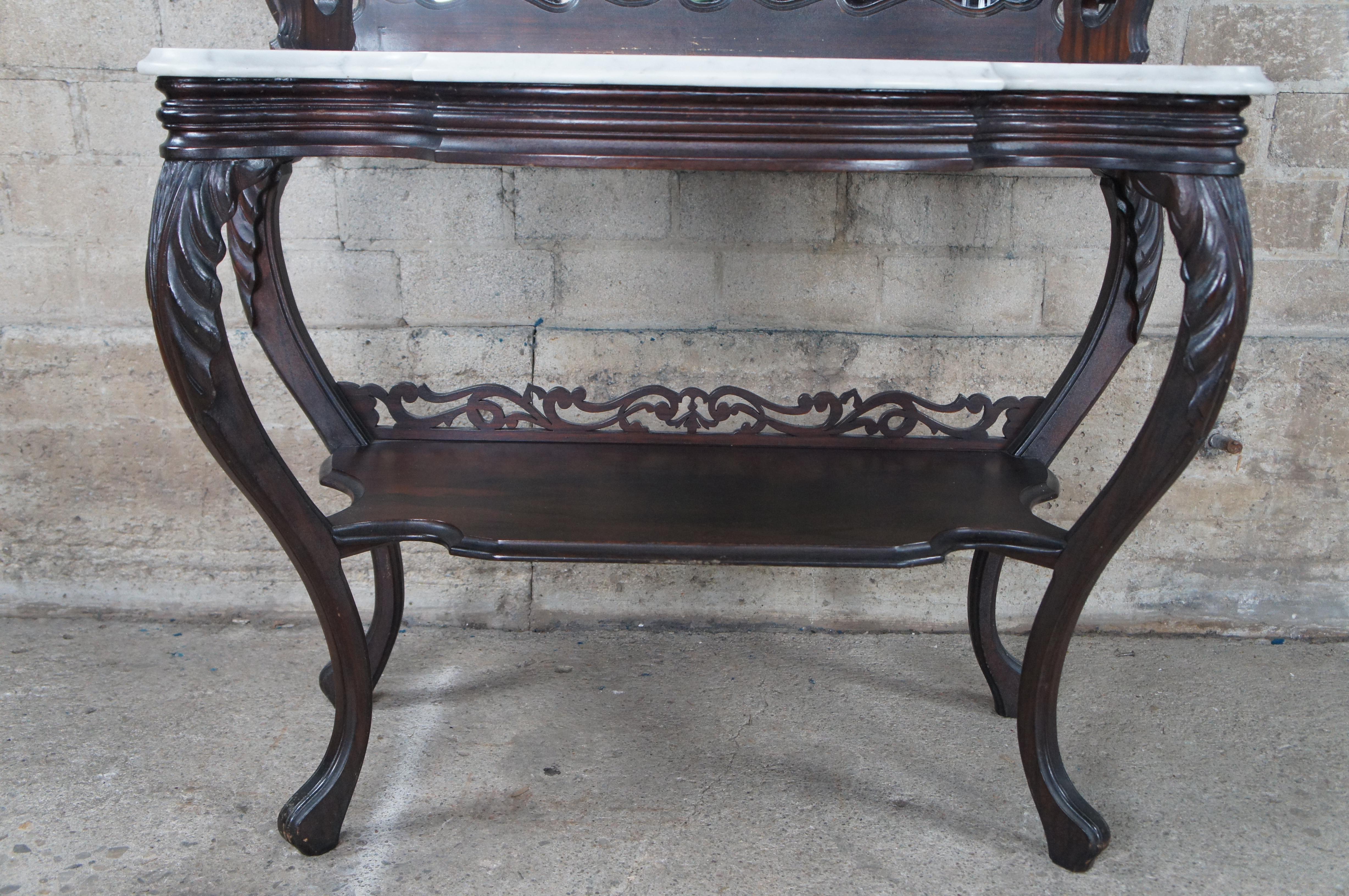 Étagère à étages rocococo victorienne ancienne en bois de rose et marbre de 68 pouces Bon état - En vente à Dayton, OH