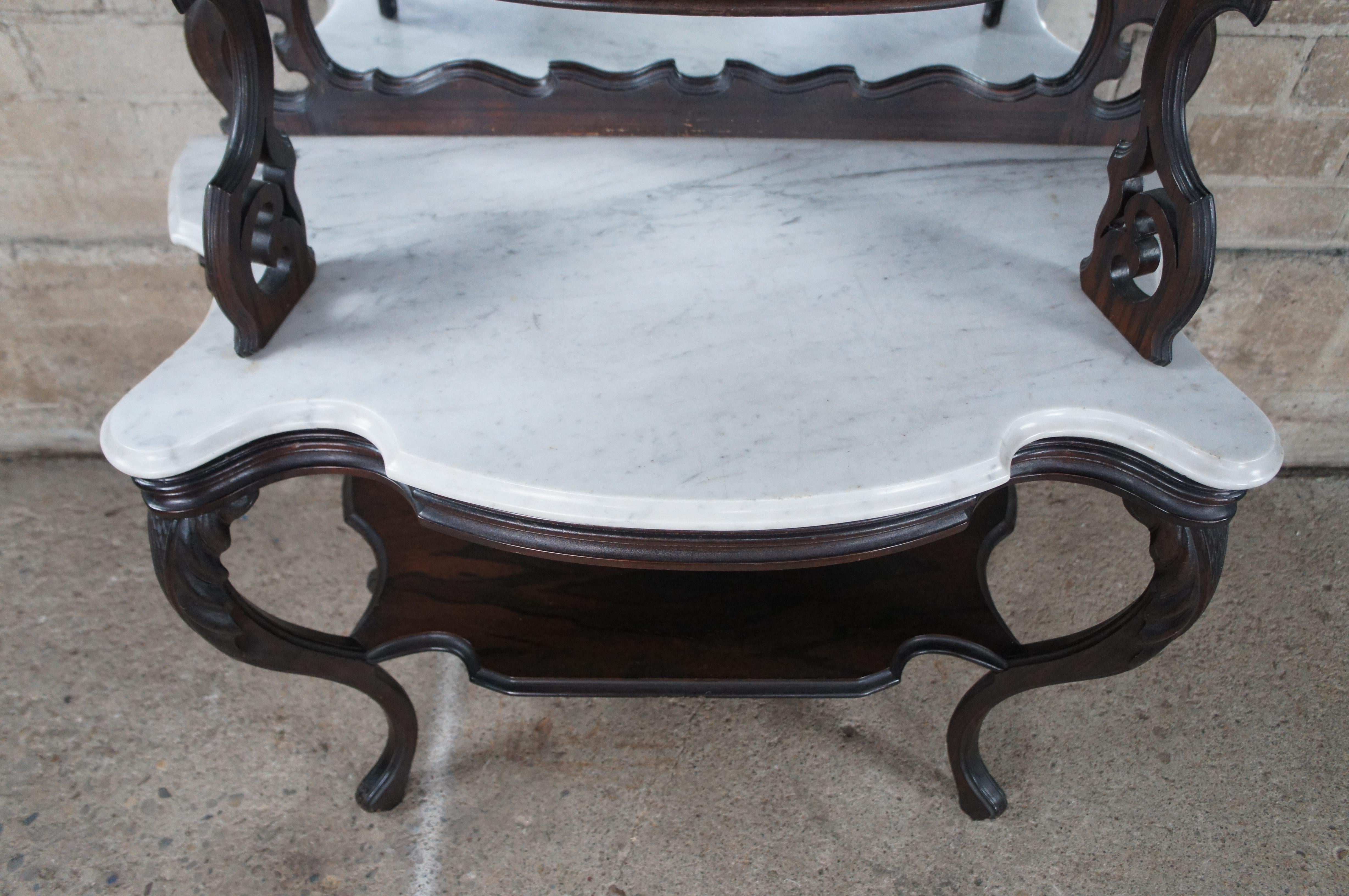 XIXe siècle Étagère à étages rocococo victorienne ancienne en bois de rose et marbre de 68 pouces en vente