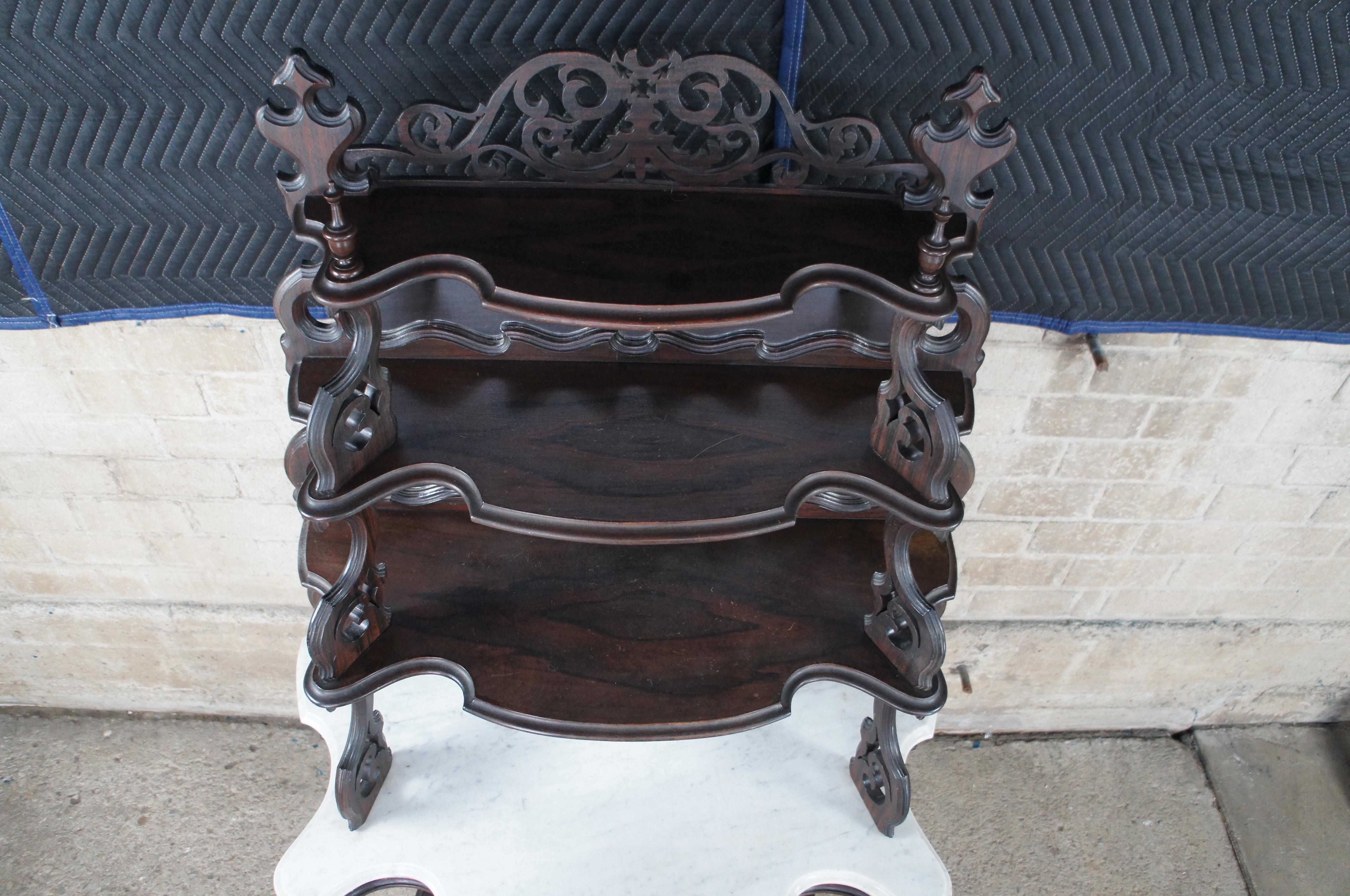 Étagère à étages rocococo victorienne ancienne en bois de rose et marbre de 68 pouces en vente 1