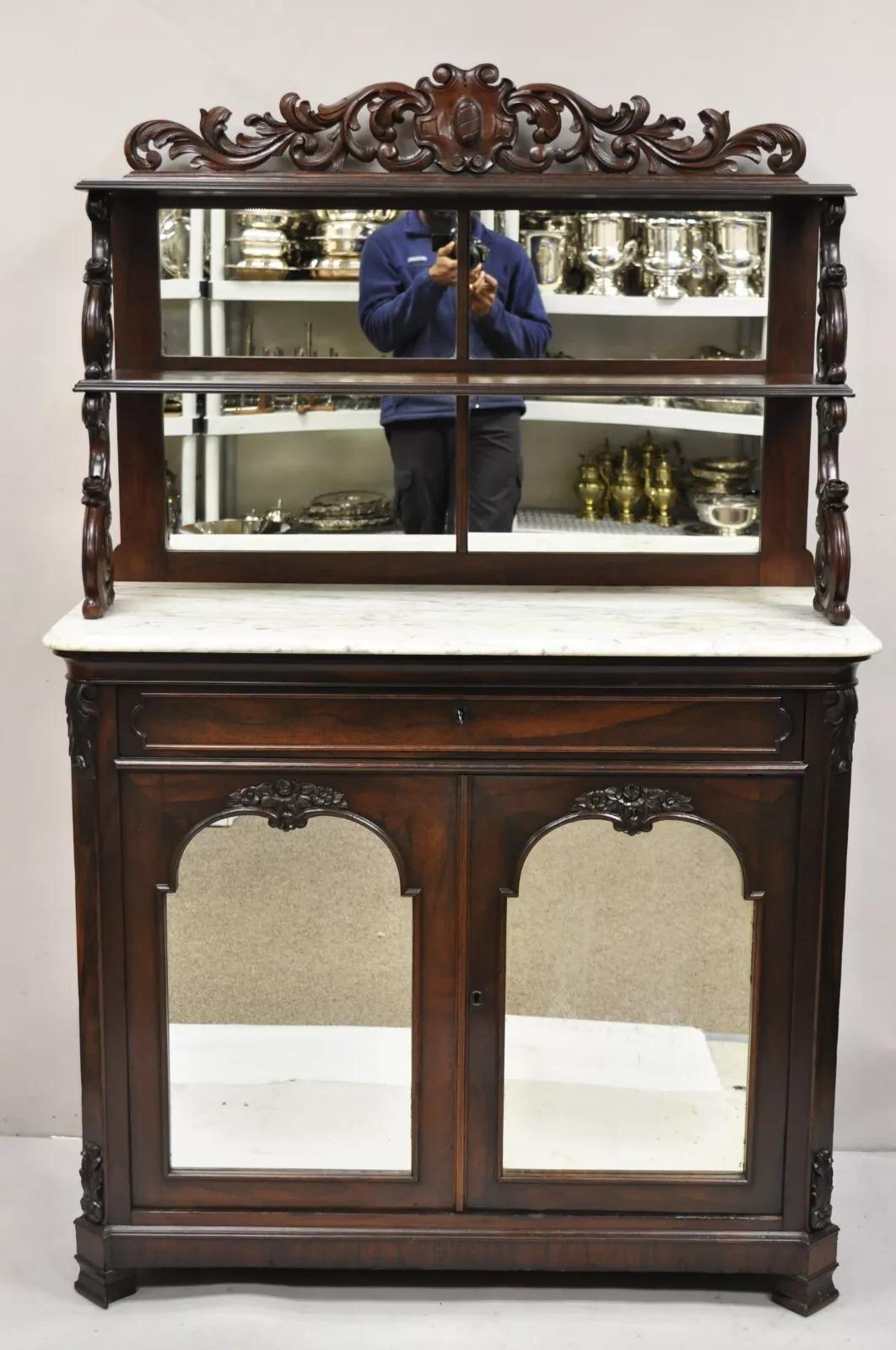 Antike viktorianische Anrichte aus Rosenholz mit Marmorplatte und Spiegeln, John Jelliff zugeschrieben. Das Möbelstück verfügt über eine Galerie mit geschnitzten Laubsägearbeiten und zentralem Schild, eine verspiegelte, offene Hütte mit geschnitzten