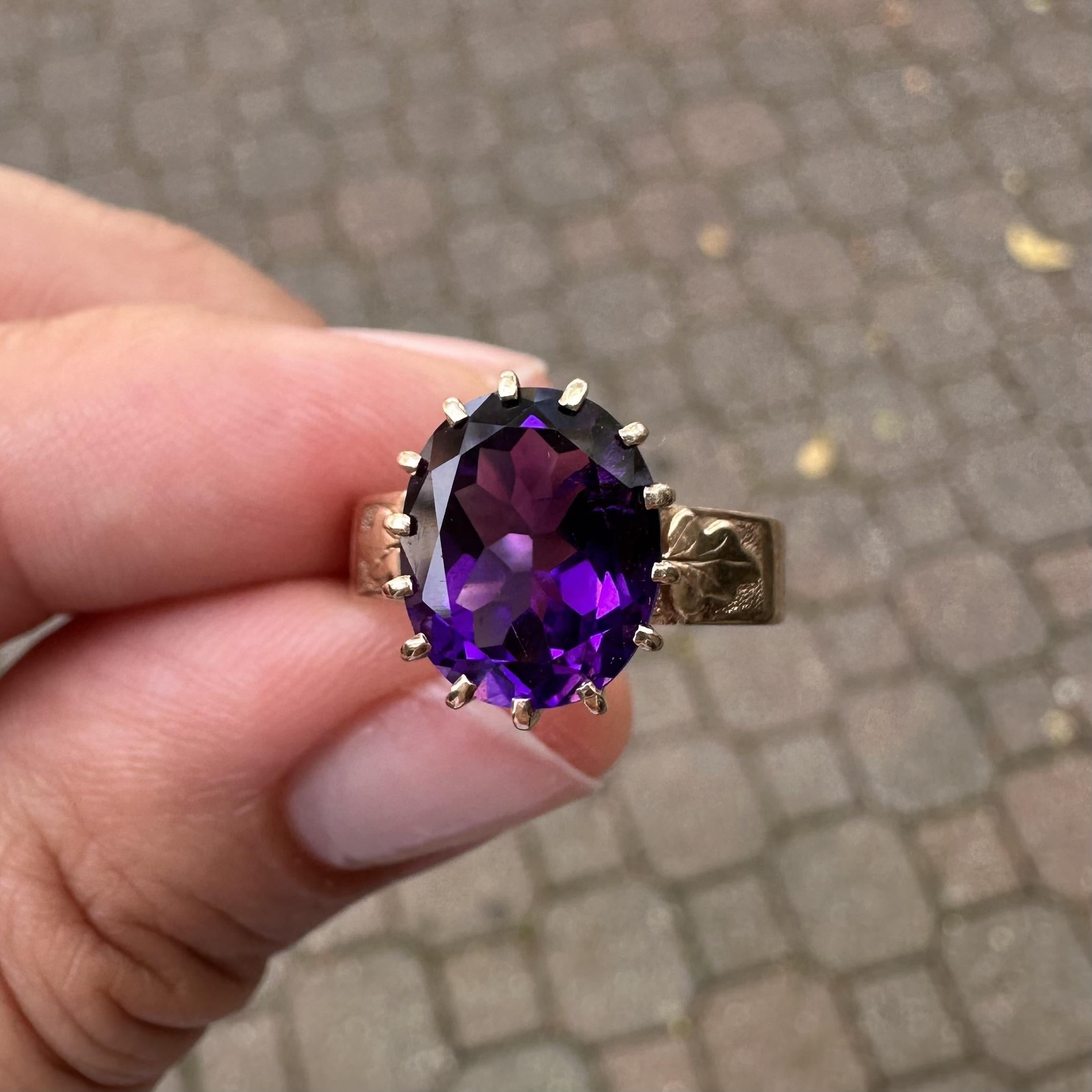 Antico anello vittoriano in oro rosato con foglia ovale di ametista reale viola da 3,3 carati in vendita 7