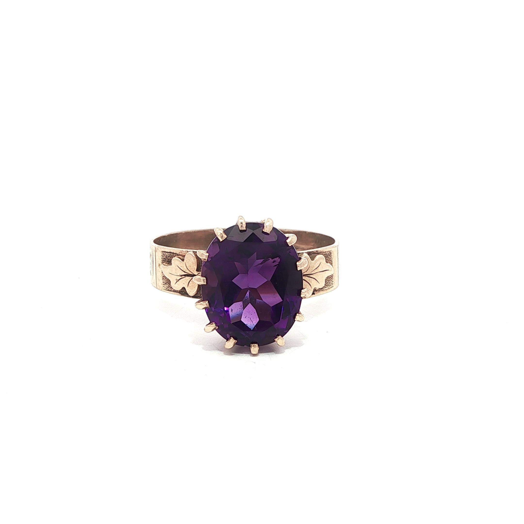 Antico vittoriano, splendido anello solitario di ametista viola reale con accenti di foglie ai lati.

-A. Stone
(1) Ametista naturale autentica - taglio ovale - incastonatura a più punte - colore viola reale intenso - 11x8,9 mm (circa) - 3,3 ct