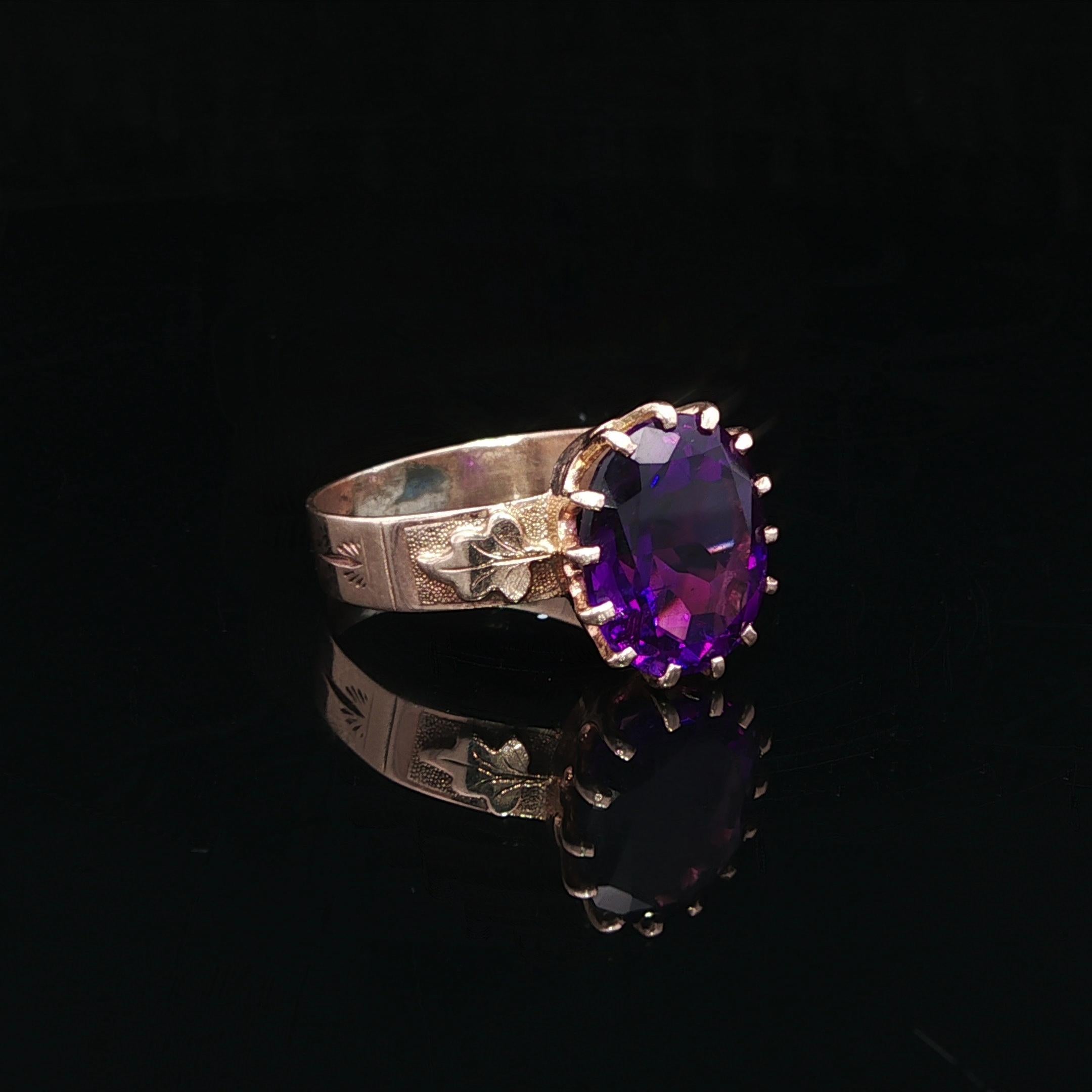 Antico anello vittoriano in oro rosato con foglia ovale di ametista reale viola da 3,3 carati in vendita 2