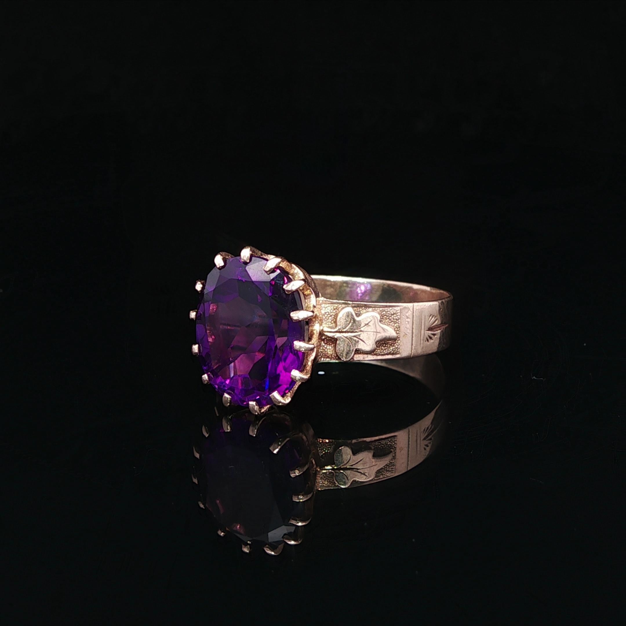 Antico anello vittoriano in oro rosato con foglia ovale di ametista reale viola da 3,3 carati in vendita 3