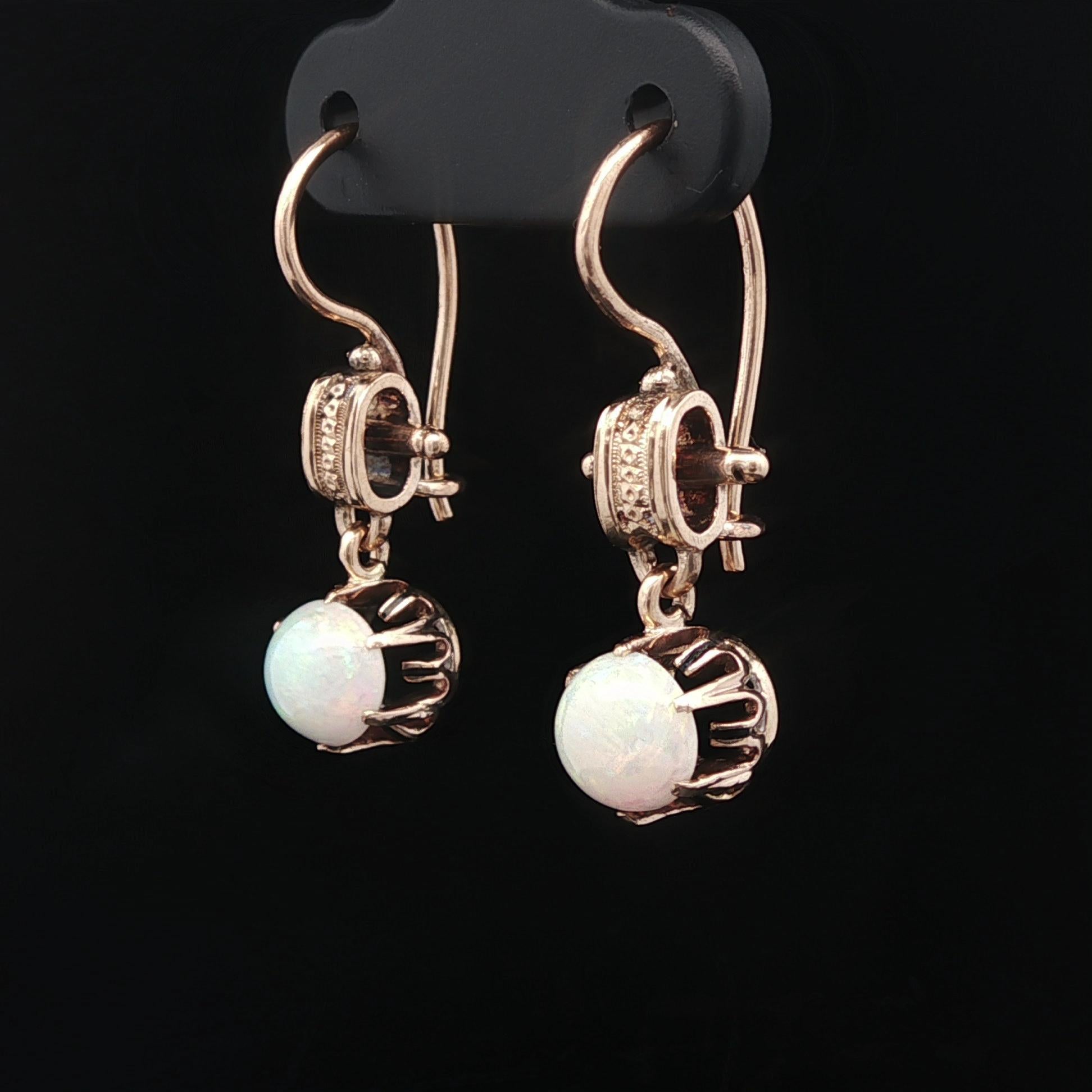 Orecchini a gancio antichi vittoriani in oro giallo rosato con opale a goccia in vendita 6