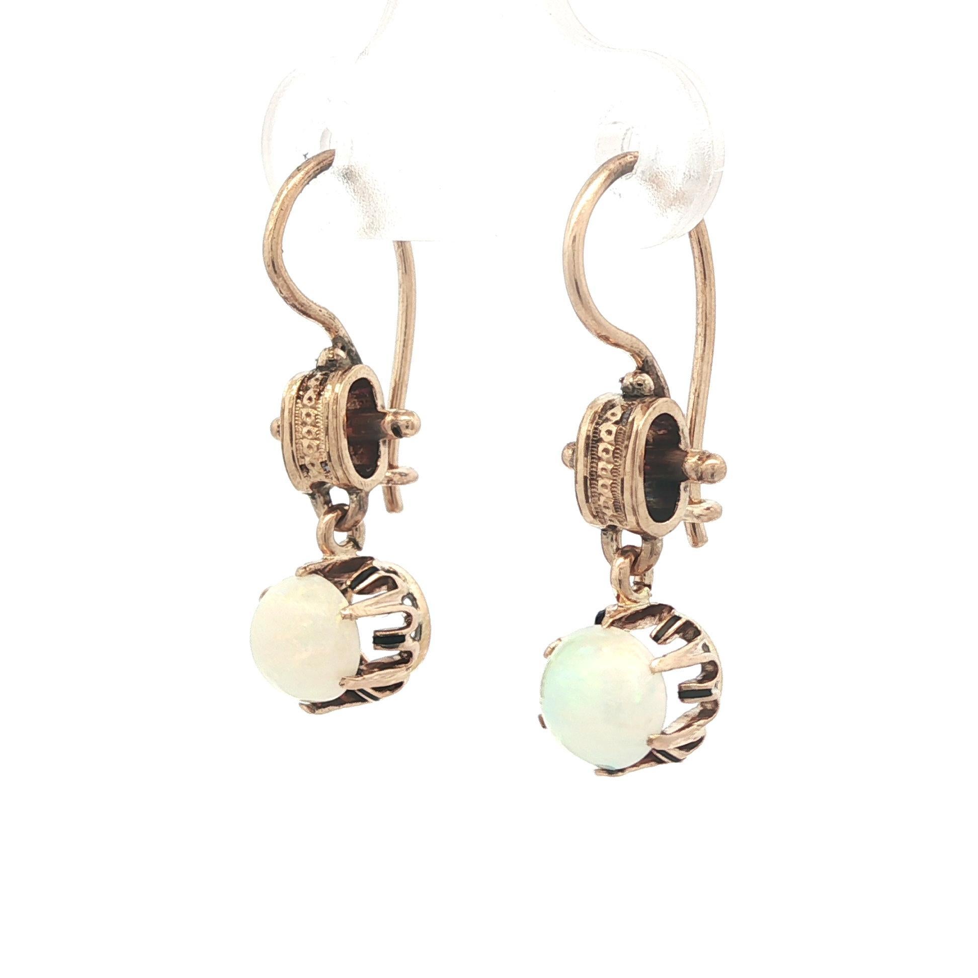 Cabochon Orecchini a gancio antichi vittoriani in oro giallo rosato con opale a goccia in vendita