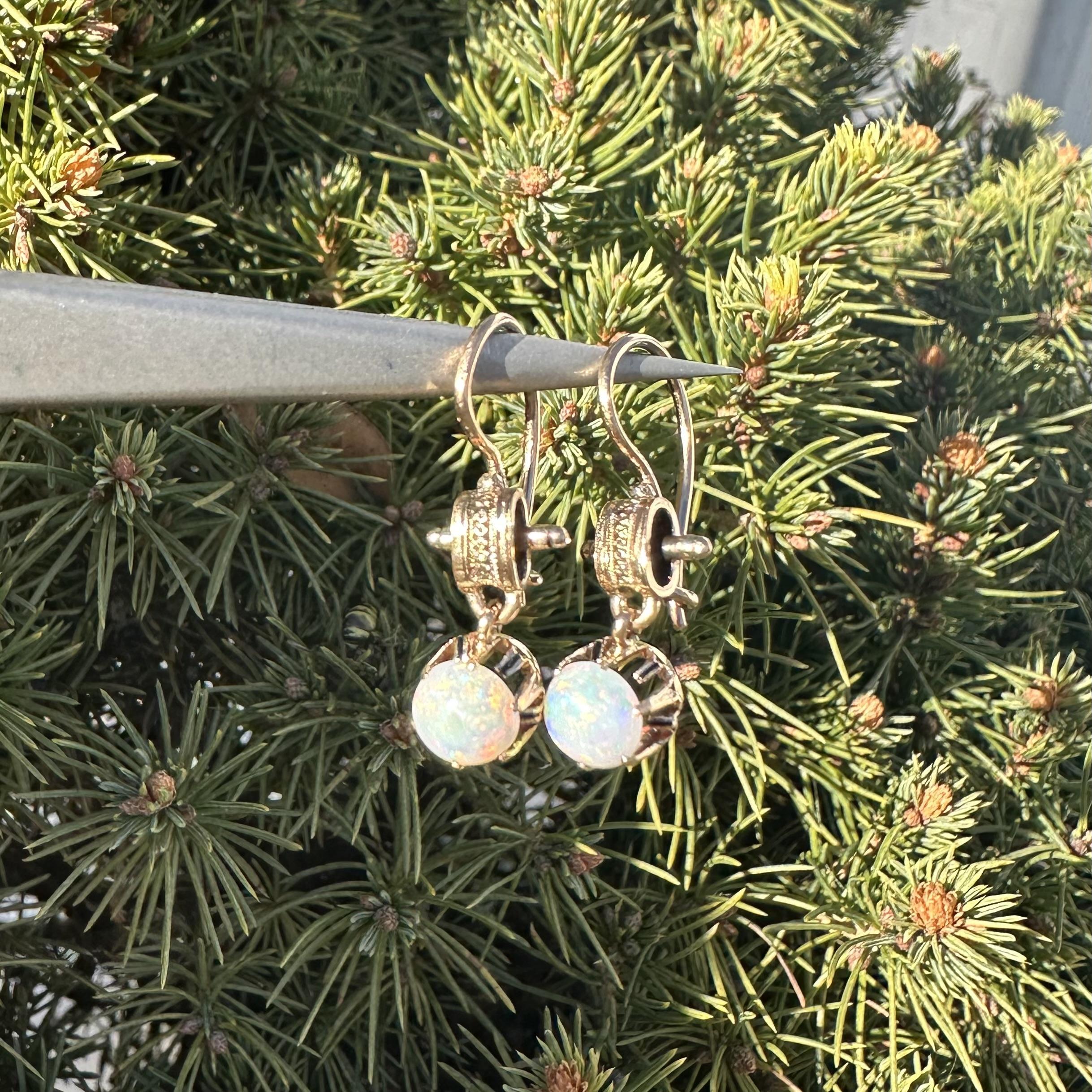 Orecchini a gancio antichi vittoriani in oro giallo rosato con opale a goccia In condizioni buone in vendita a Montclair, NJ