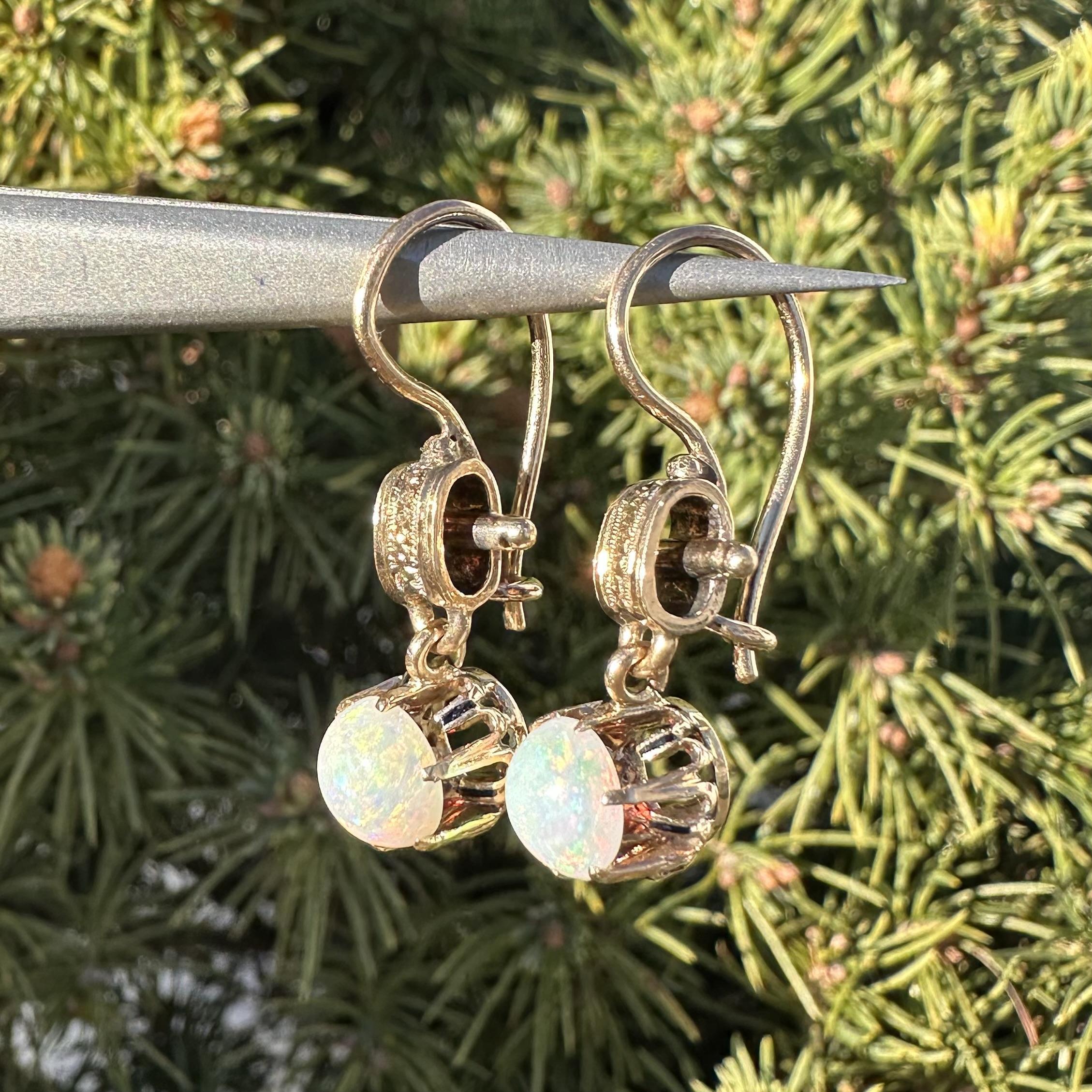 Donna Orecchini a gancio antichi vittoriani in oro giallo rosato con opale a goccia in vendita