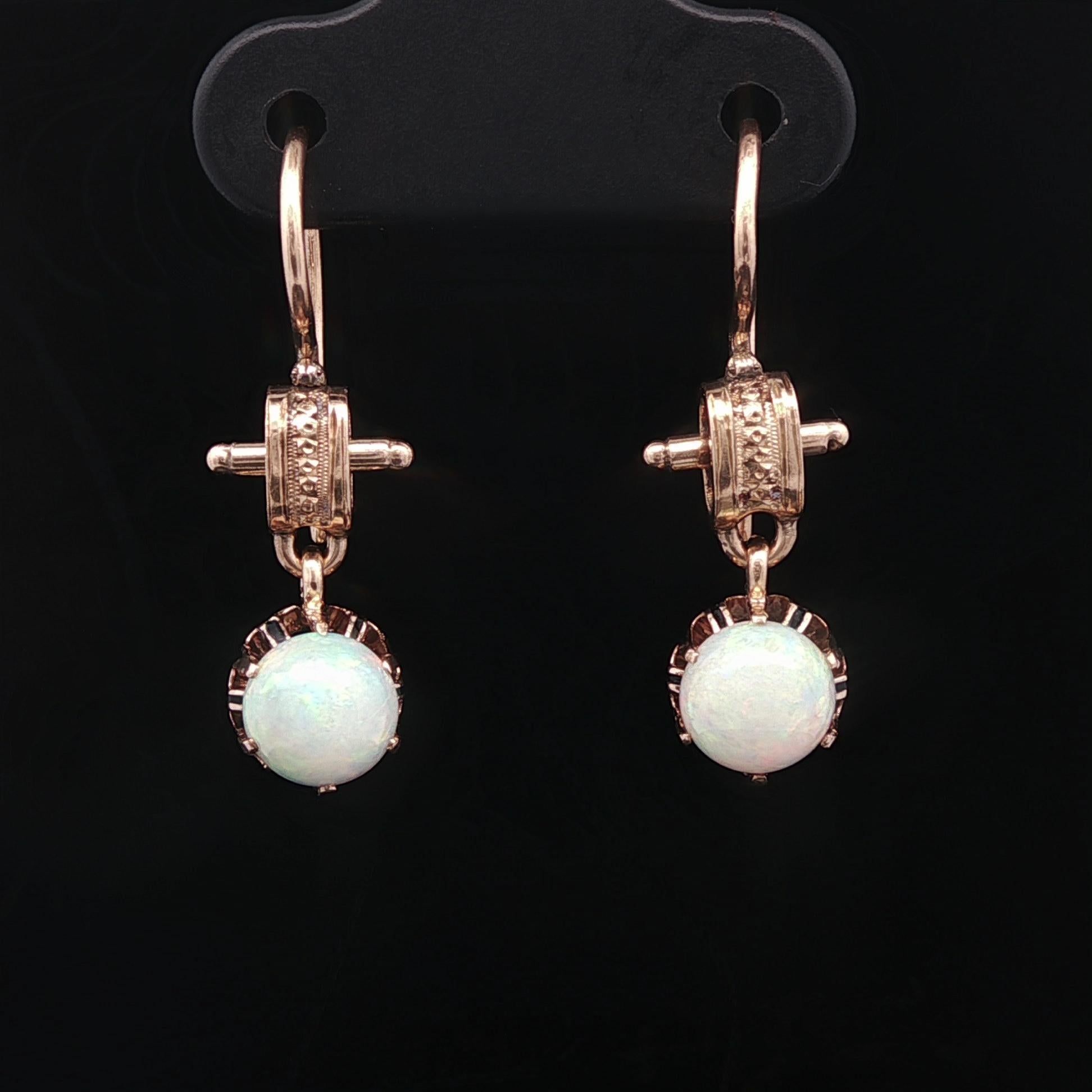 Orecchini a gancio antichi vittoriani in oro giallo rosato con opale a goccia in vendita 1