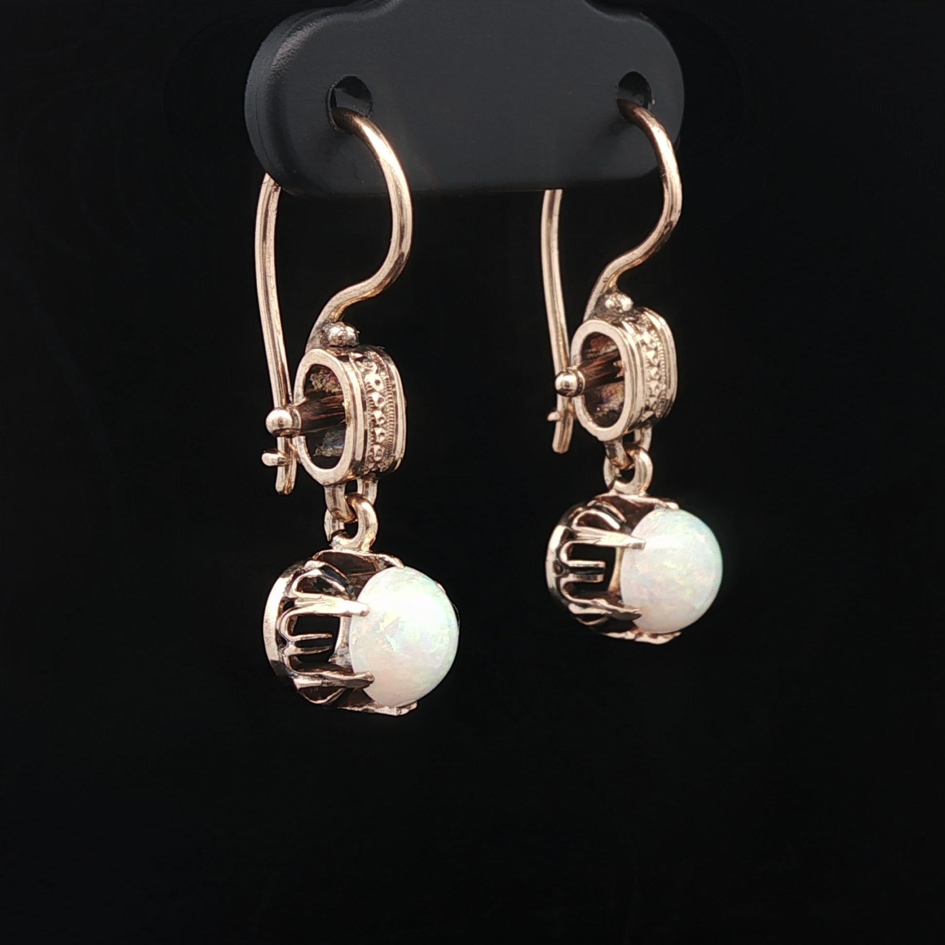 Orecchini a gancio antichi vittoriani in oro giallo rosato con opale a goccia in vendita 2