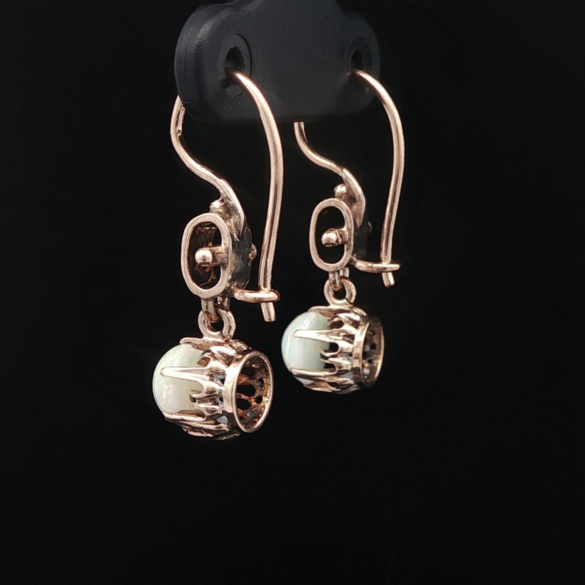 Orecchini a gancio antichi vittoriani in oro giallo rosato con opale a goccia in vendita 3